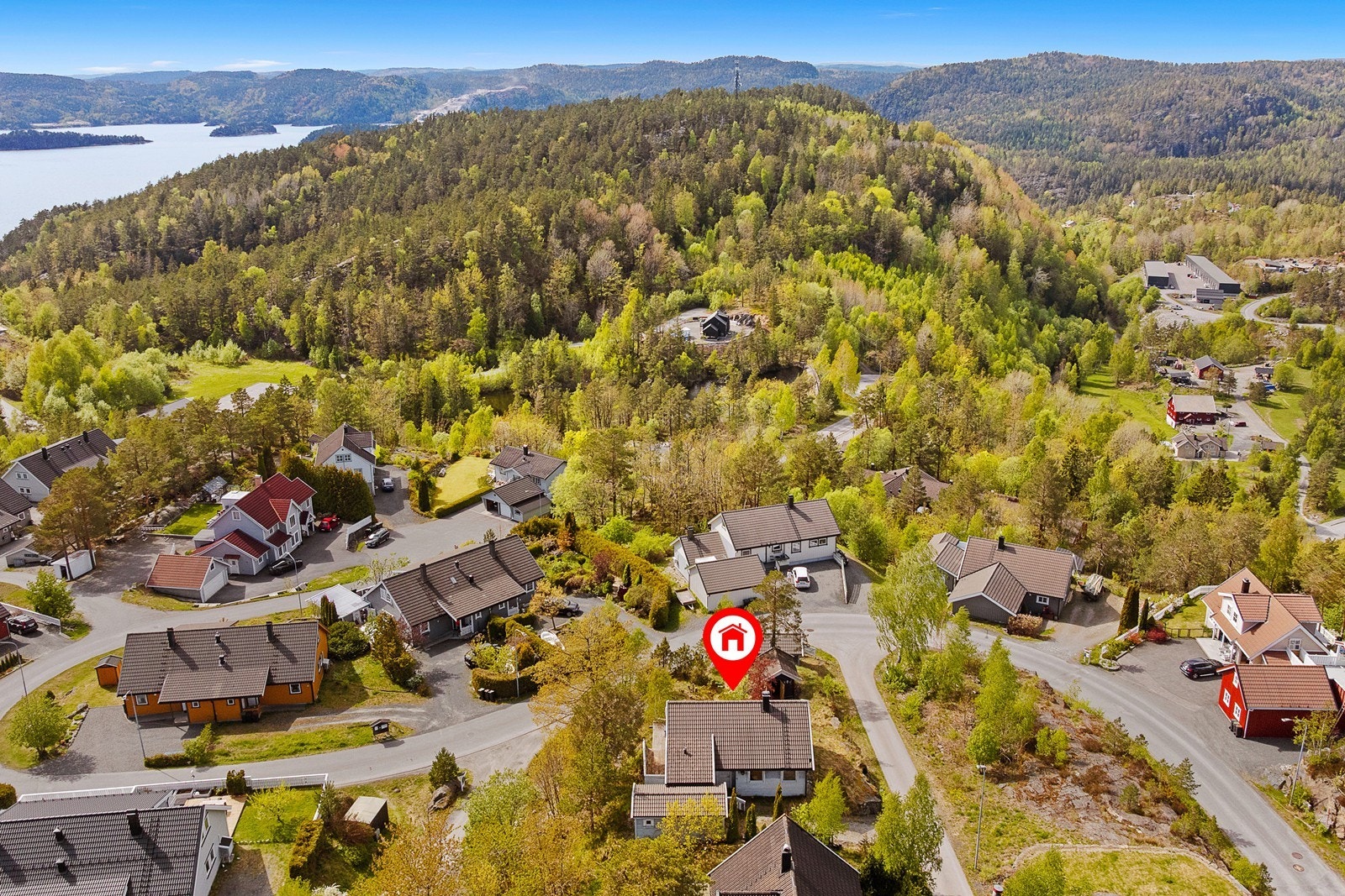 På eiendommen er det oppført et hus med terrasse og gode parkeringsmuligheter. Galleribilde