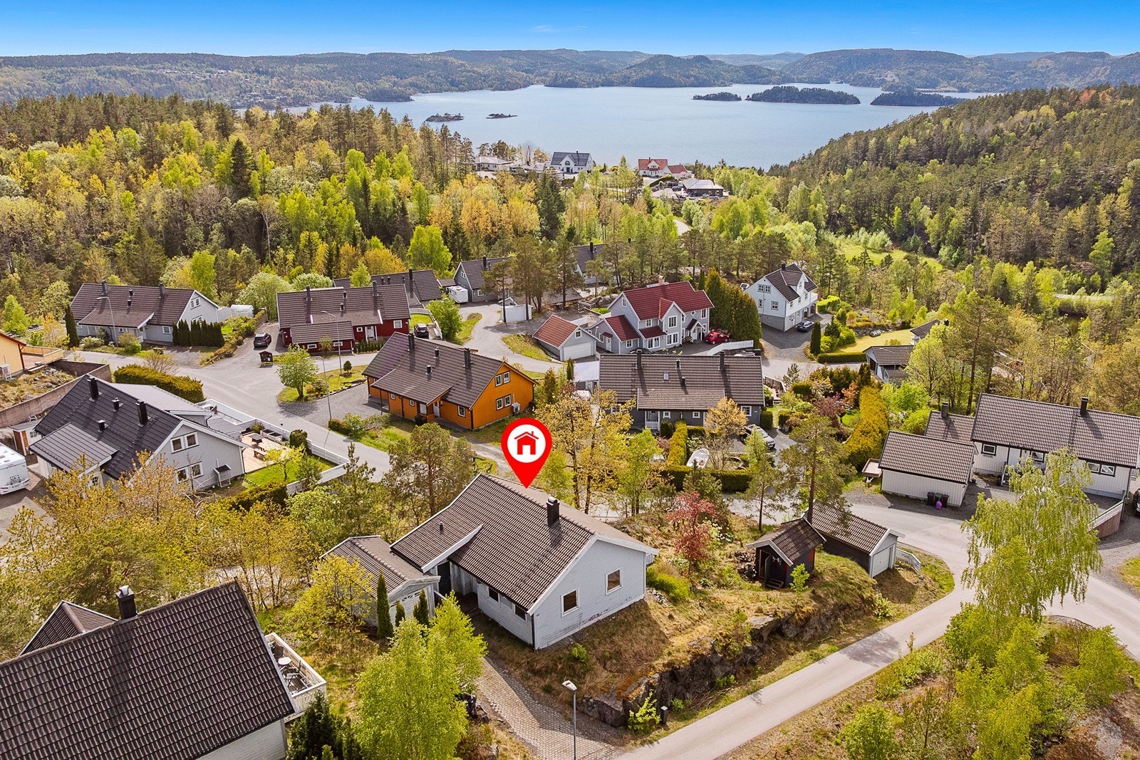 Eiendommen har en tomt med flott utsikt og gode solforhold! Galleribilde