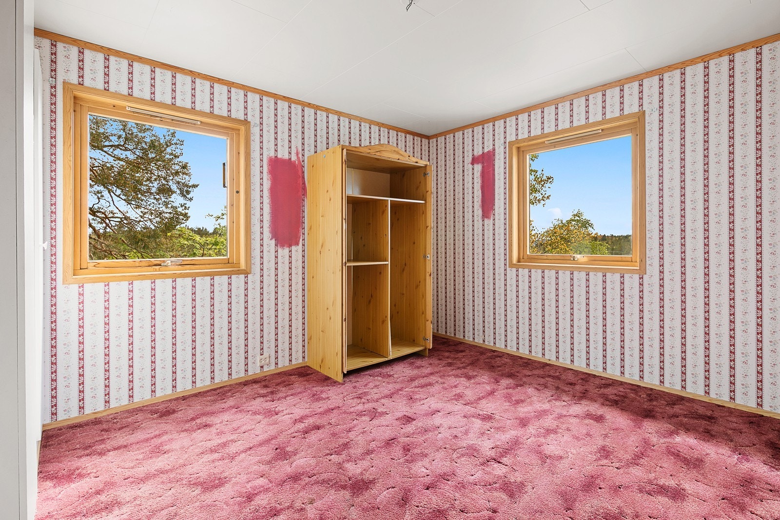 Soverommet har gulv med teppe og vegger med tapet. Galleribilde