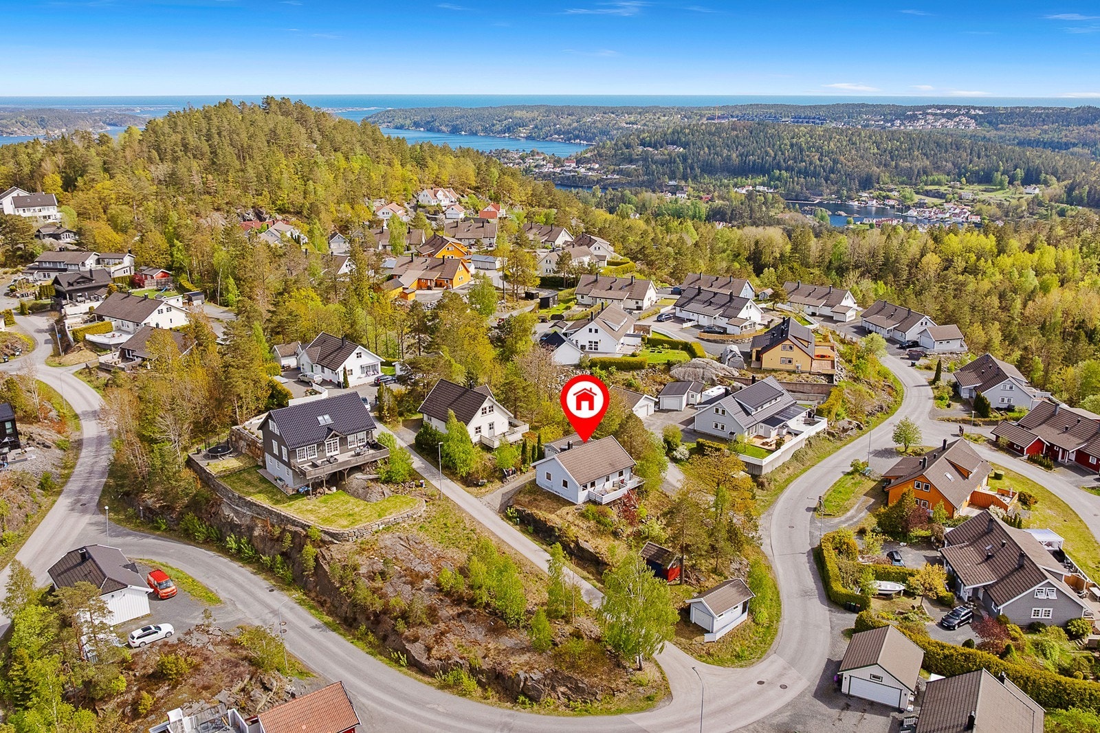 Eiendommen har en sentral beliggenhet i et attraktivt boligområde med
nærhet til Kragerø sentrum. Galleribilde
