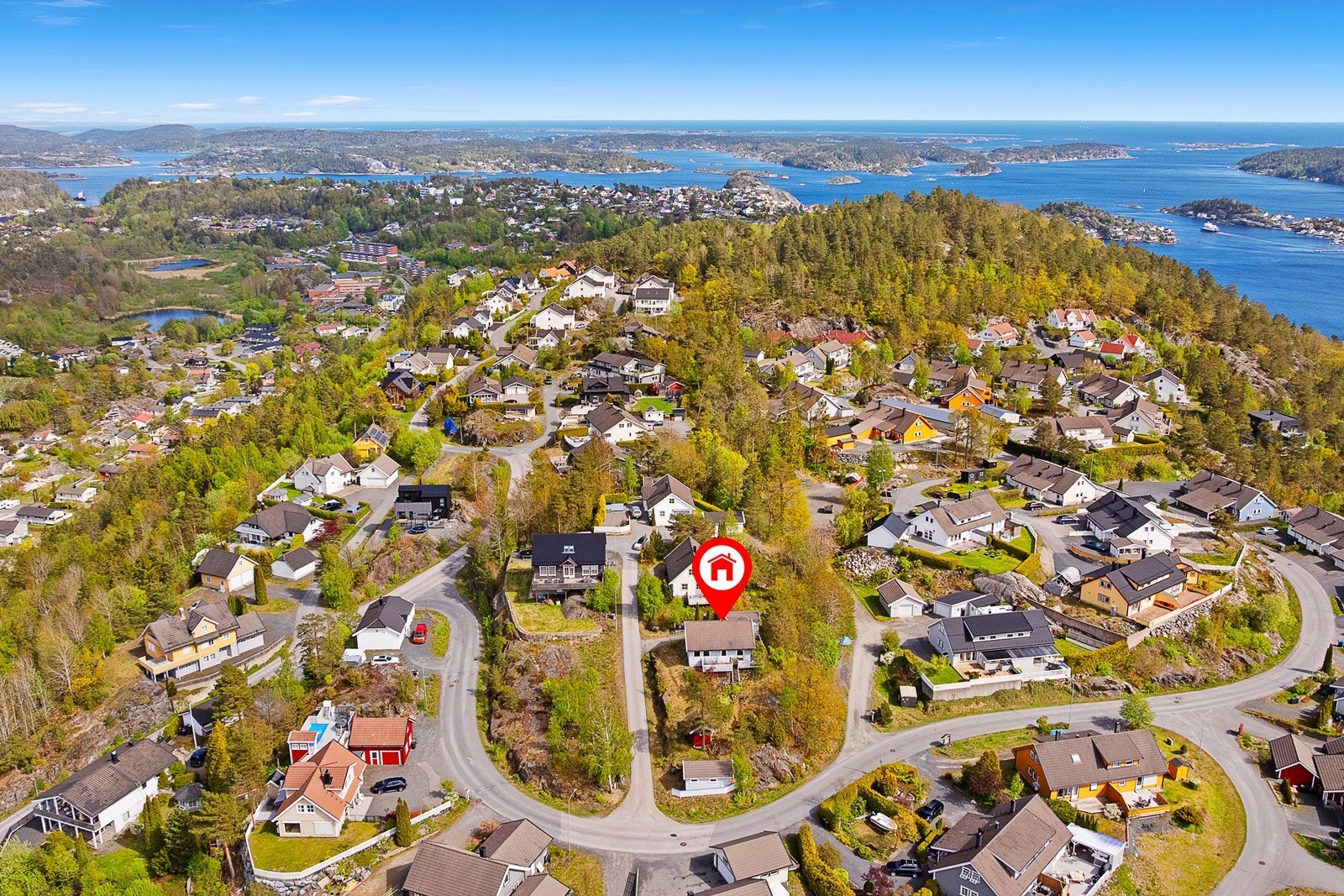 Eiendommen inkluderer to garasjer
og en vedbod, som gir praktiske lagringsmuligheter. Galleribilde
