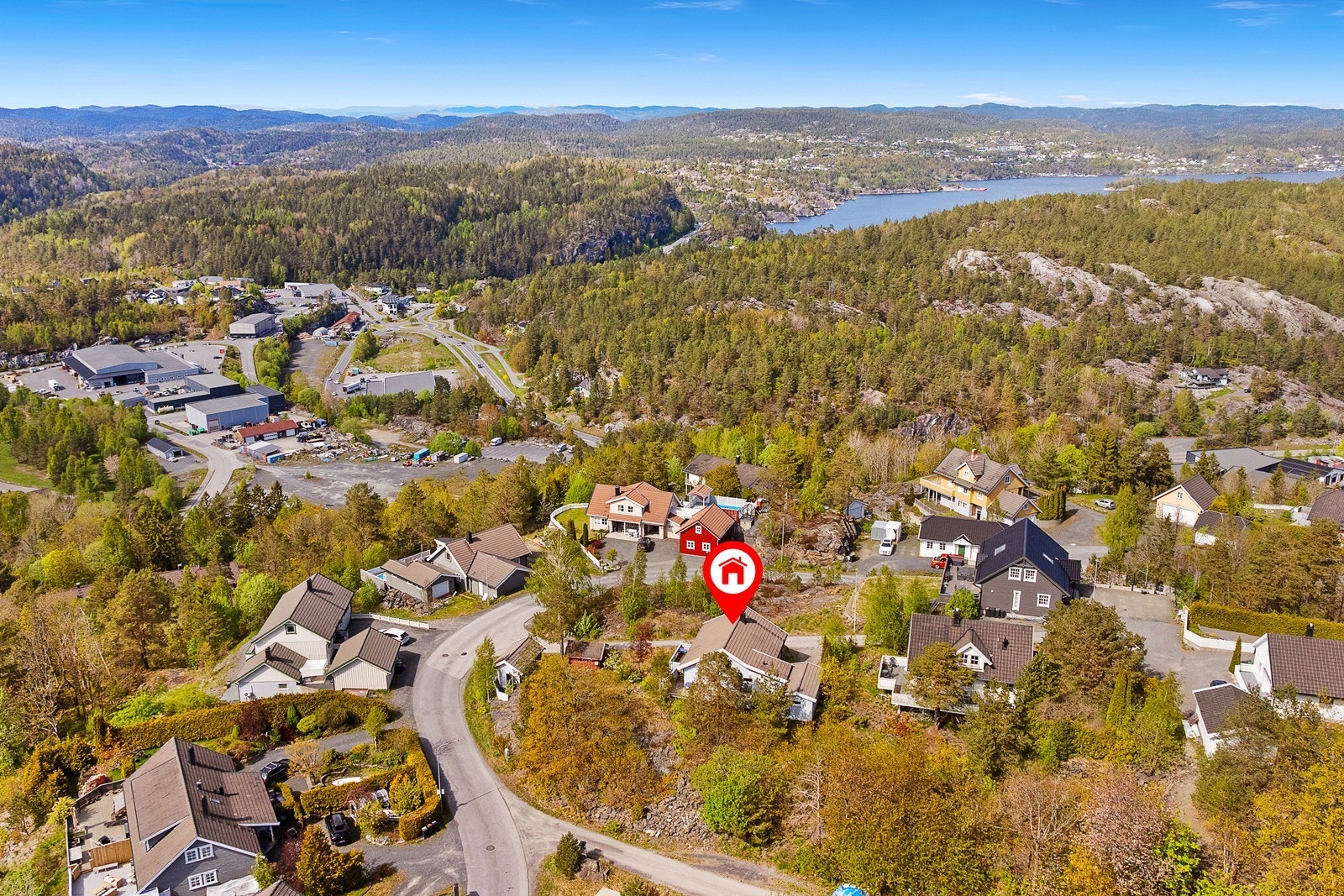 Eiendommen ligger i et naturskjønt område med nærhet til både skog og sjø. Galleribilde