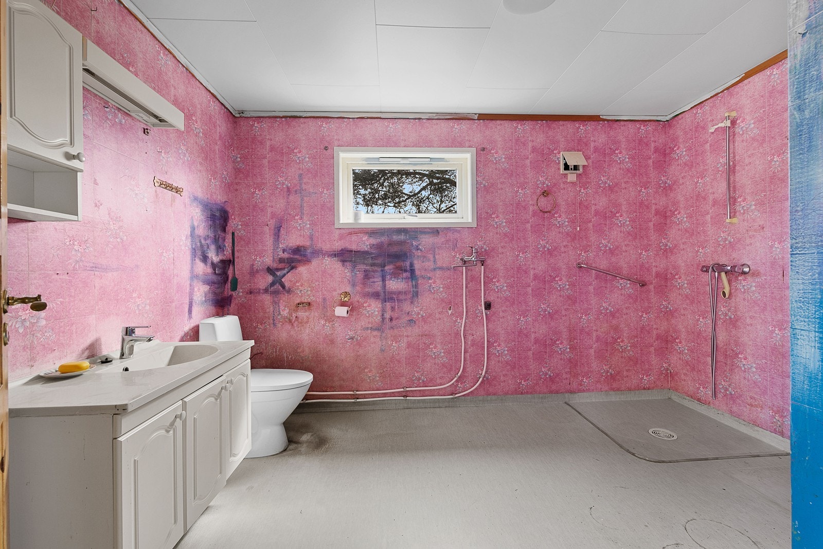 Badet må totalrenoveres for å oppfylle dagens krav til funksjon og sikkerhet. Galleribilde