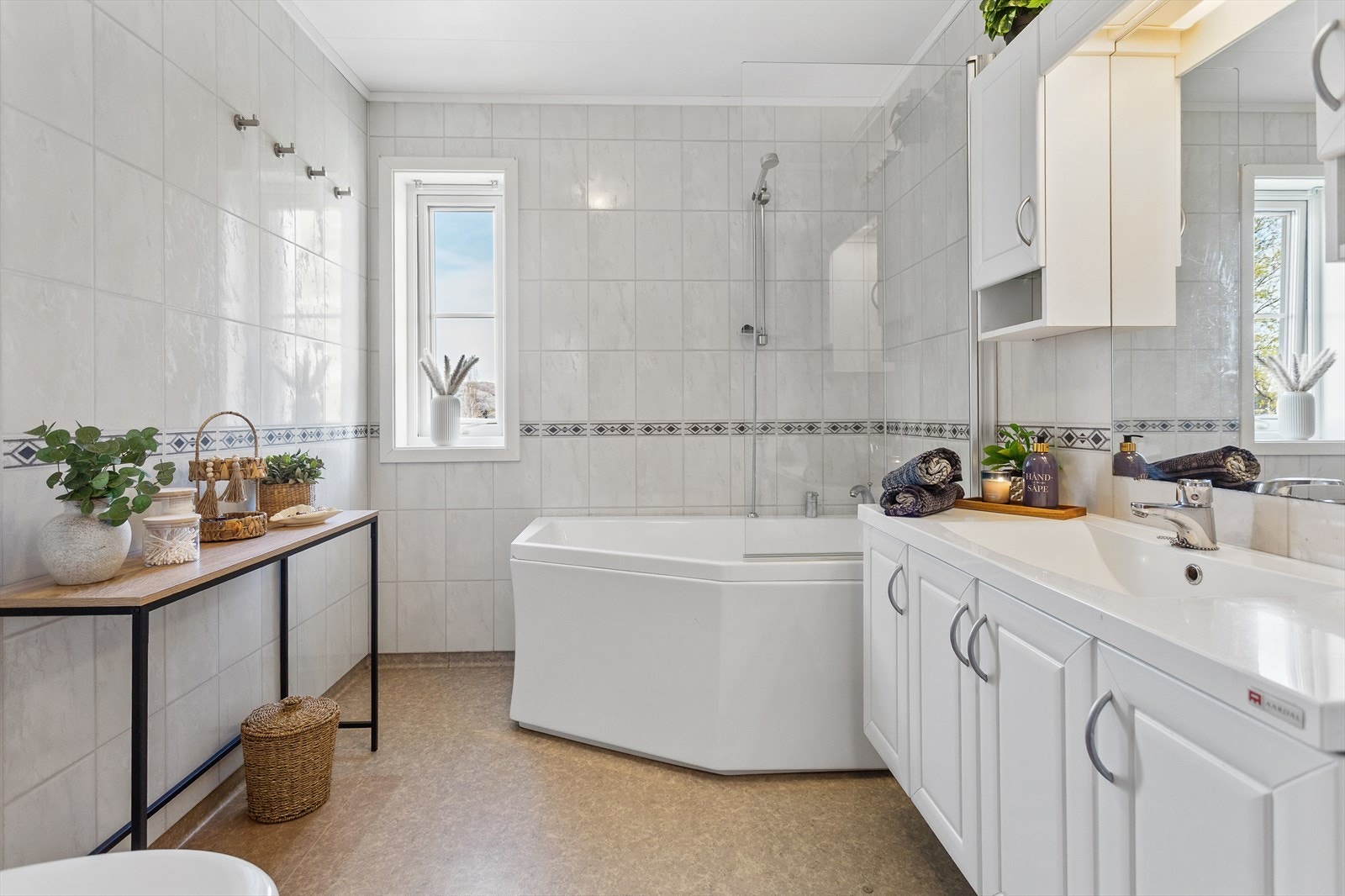 Badet med badekar og romslig innredning Galleribilde