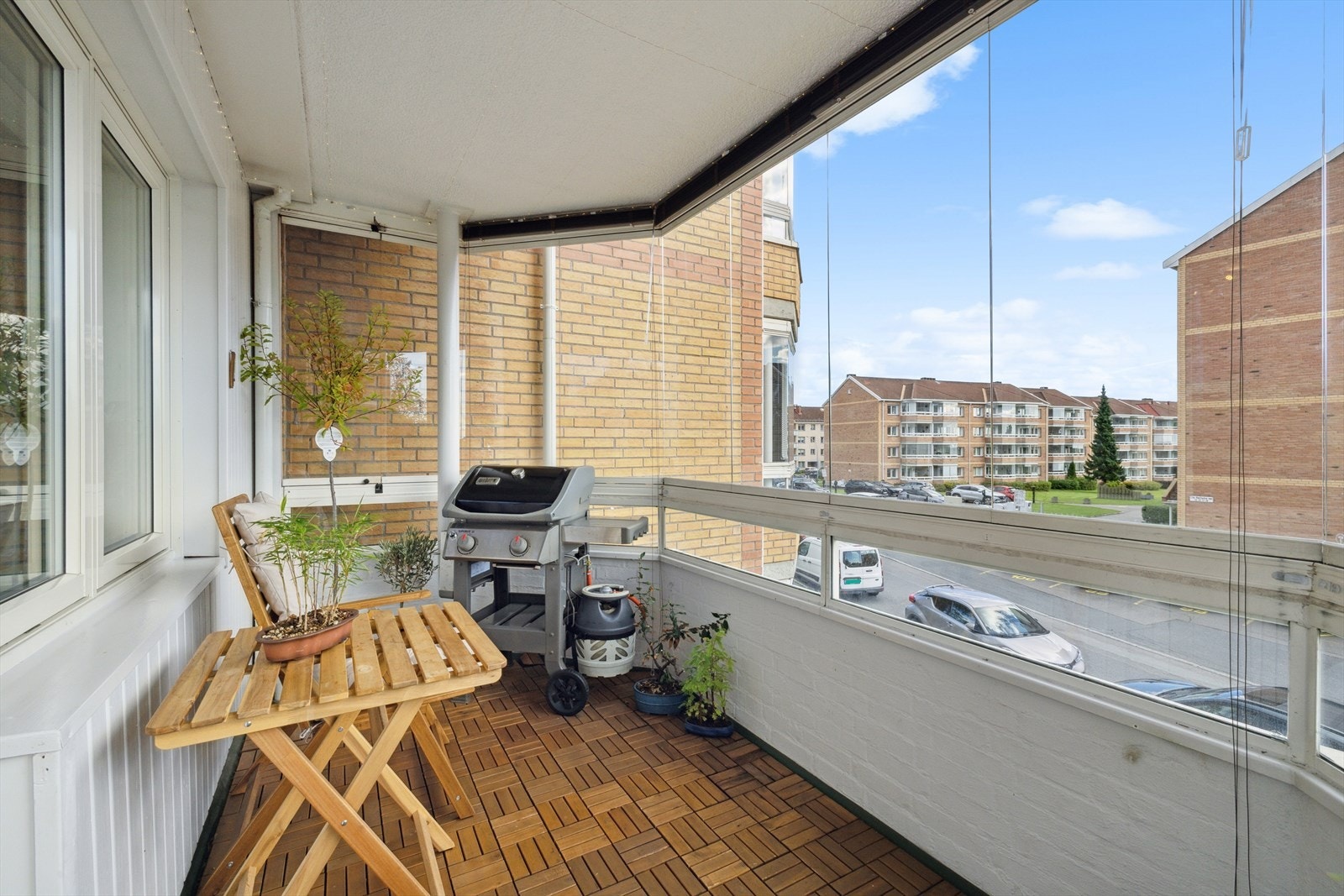 Balkongen gir en fin forlengelse av stuen og kan nytes store deler av året. Galleribilde
