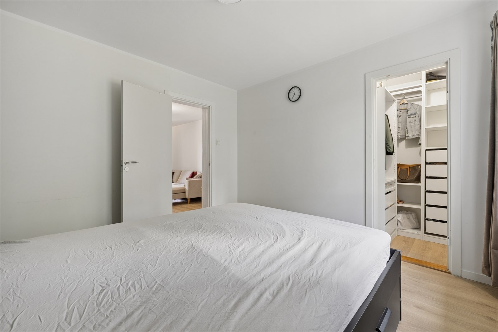 Soverommet har gode oppbevaringsmuligheter. Galleribilde