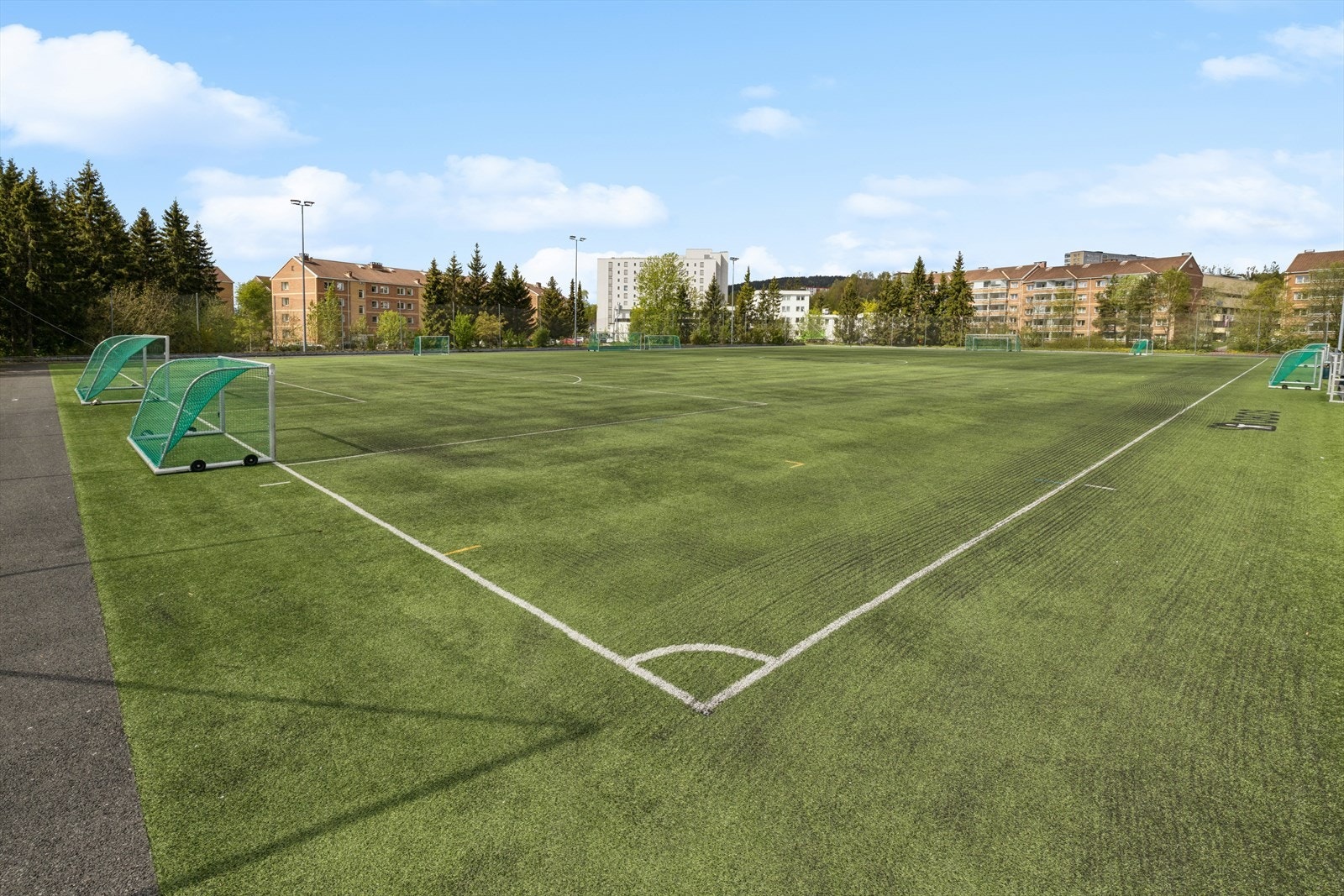Fotballbane like ved leiligheten. Galleribilde