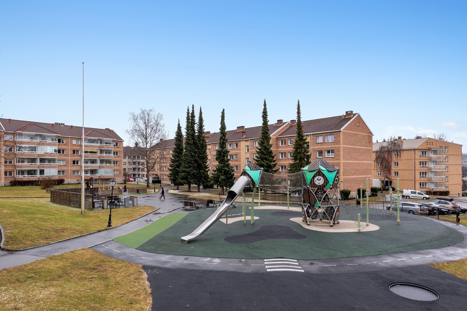 Borettslaget kan by på en stor tomt som er pent opparbeidet med parkmessige områder, gressplener, lekeplass, trær og hyggelig beplantning. Galleribilde