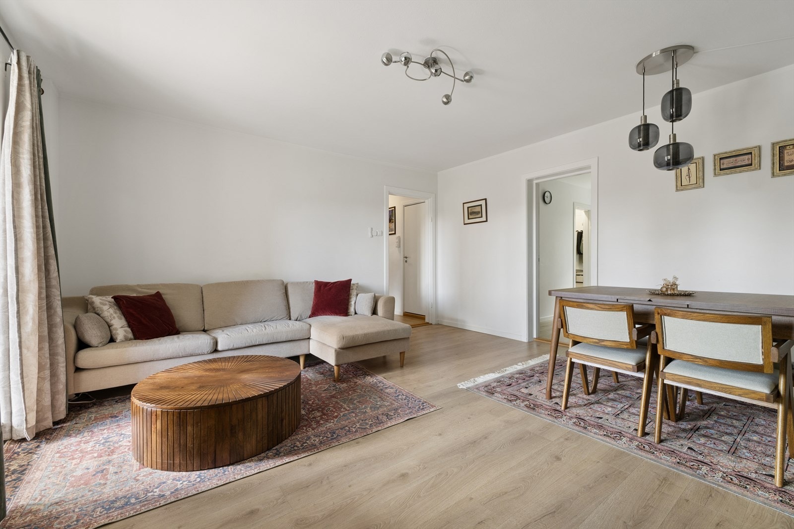 En åpen og innbydende stue med fine soner. Galleribilde