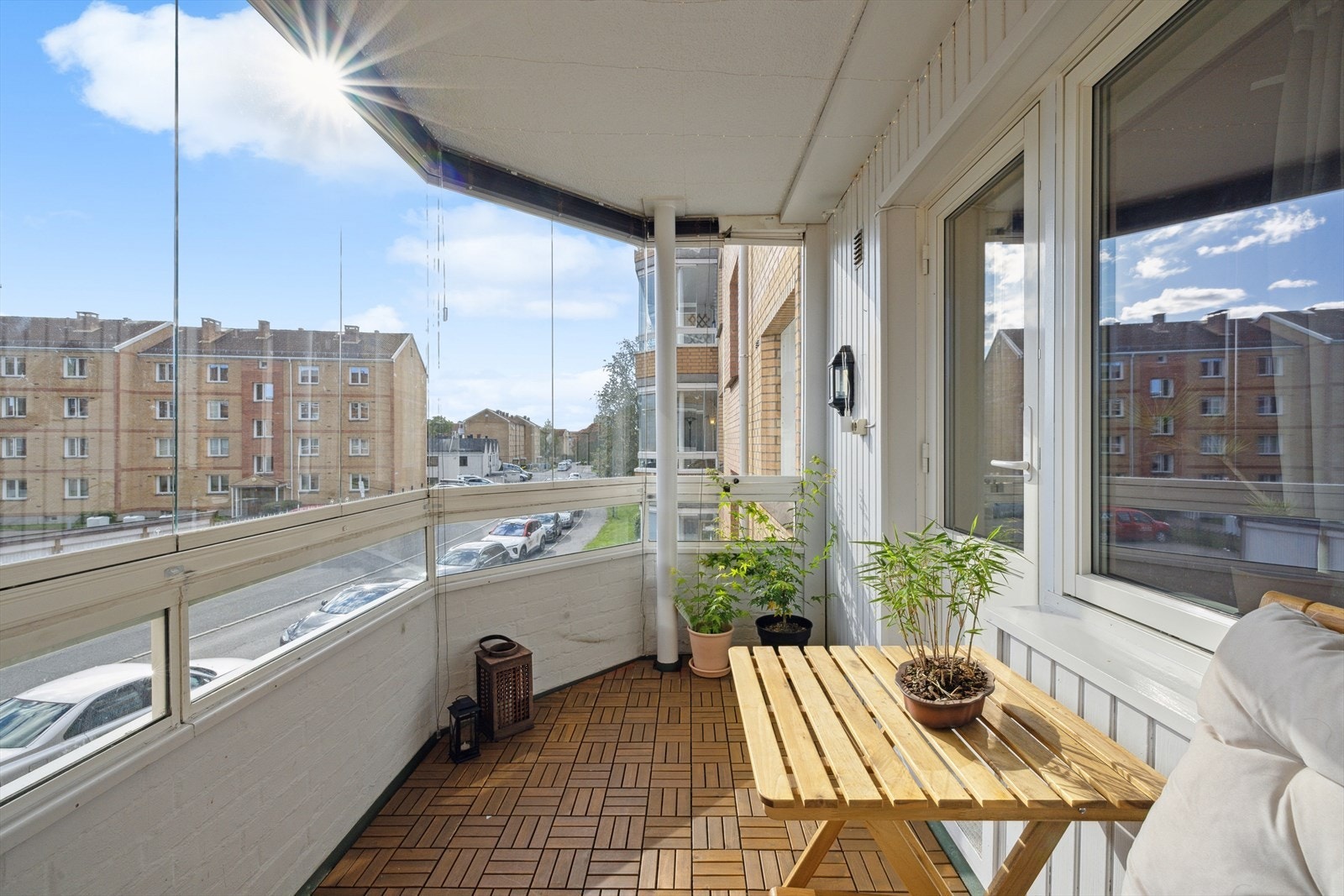 Fra stuen er det utgang til en romslig og trivelig innglasset balkong på 7,5m². Galleribilde