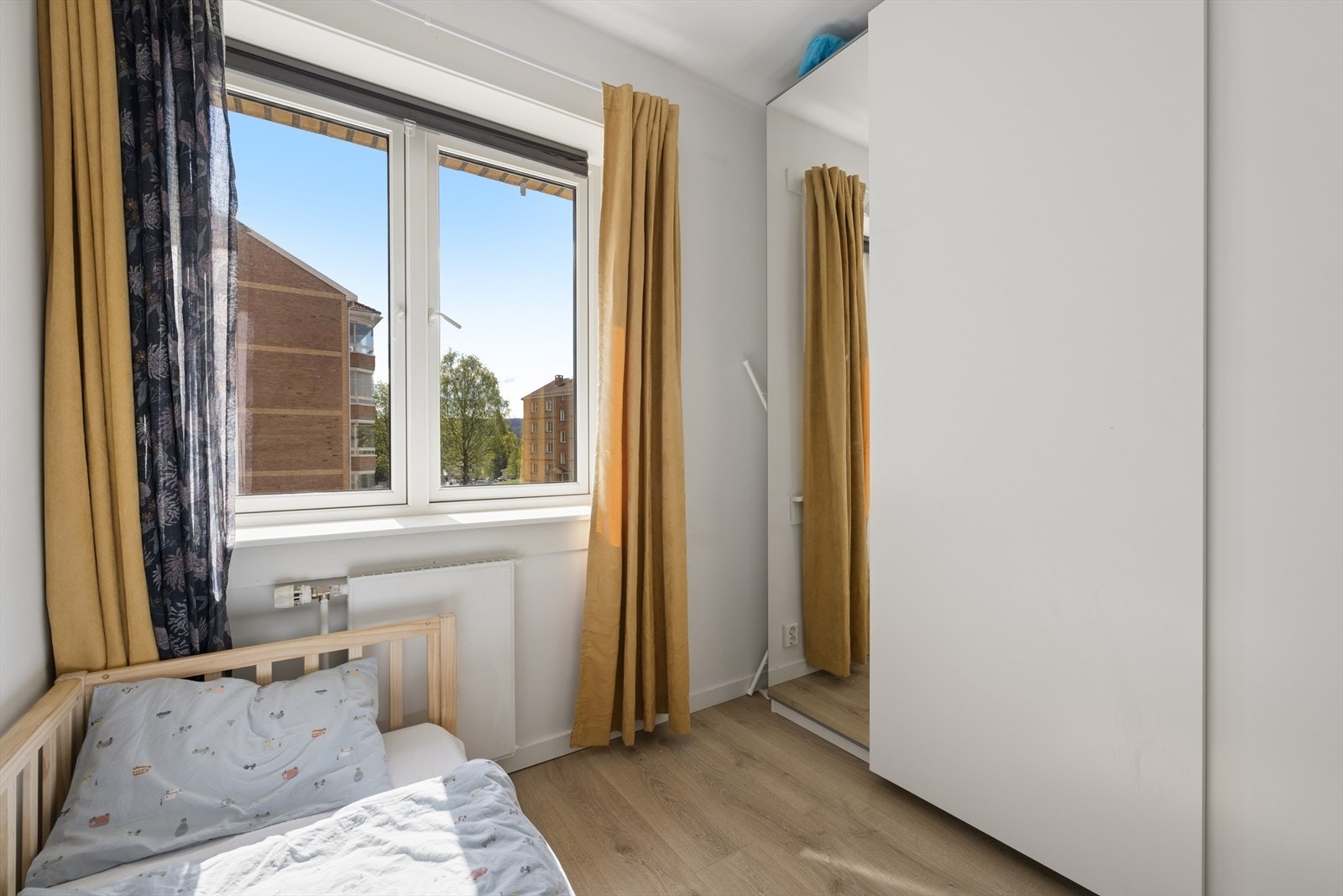 Rommet har gode lysforhold og fremstår som praktisk barne- eller gjesterom. Galleribilde