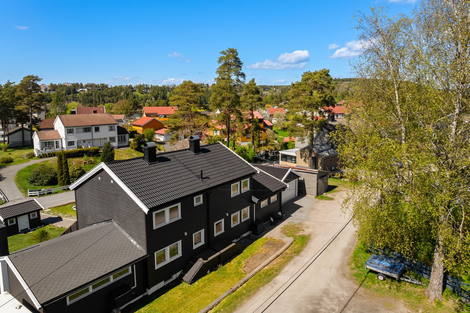 Boligen ligger i en gate preget av eneboliger, med trygge omgivelser for barn. Galleribilde