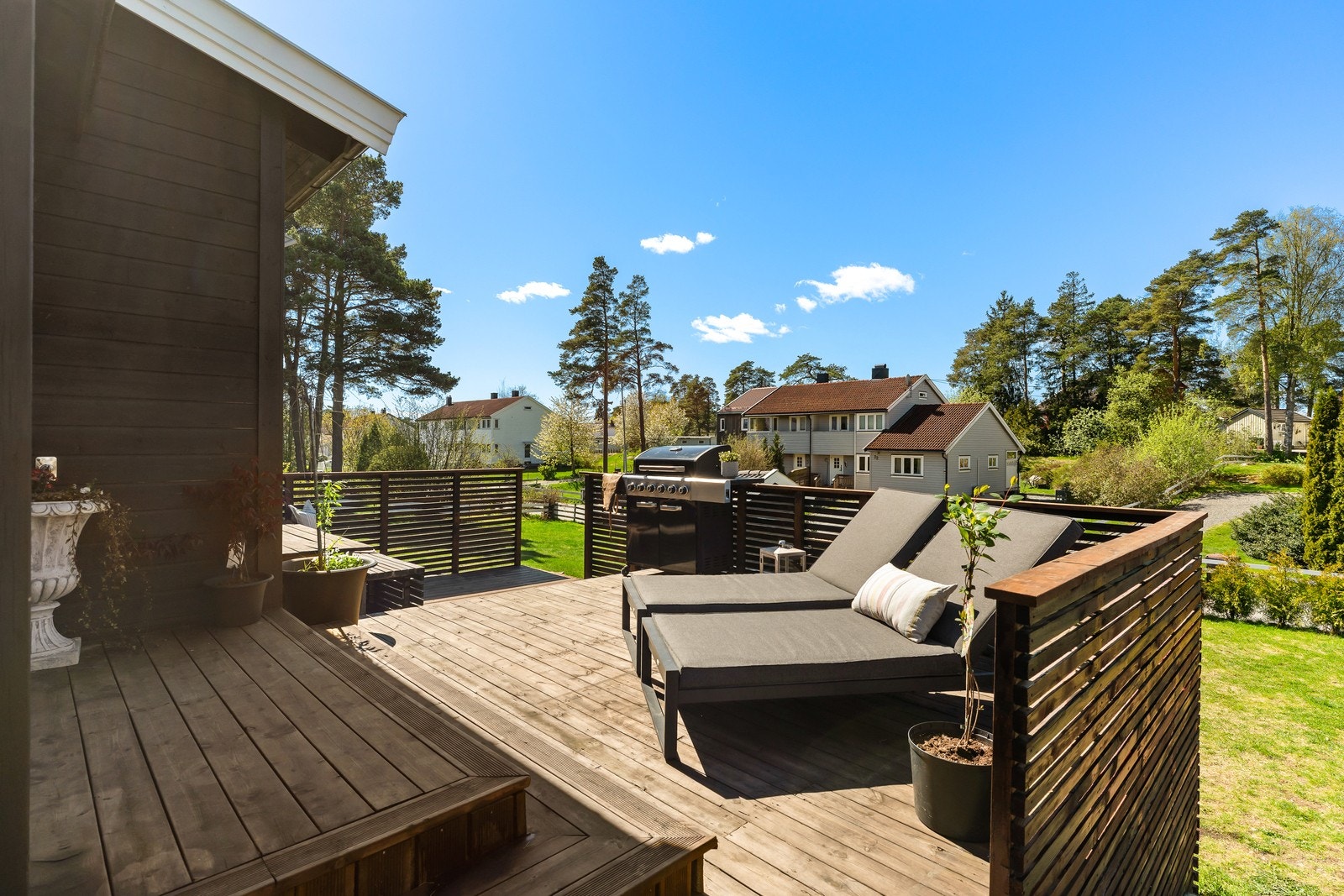 Den vestvendte terrassen på totalt 48 m² har gode solforhold ifølge selger. Galleribilde