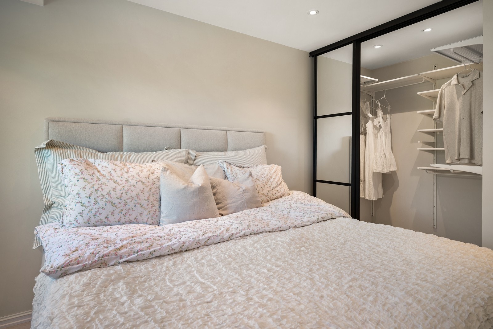 Hovedsoverommet har walk-in-garderobe gir rikelig med oppbevaringsplass. Galleribilde