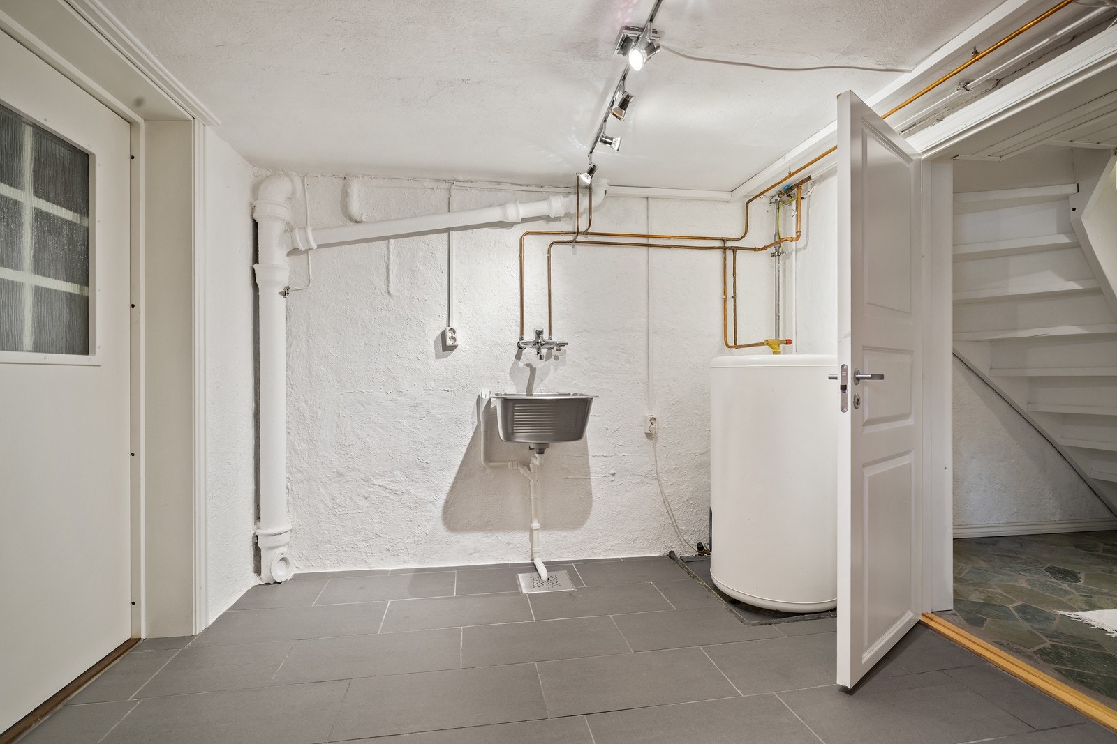 Praktisk vaskerom i kjelleren med opplegg for vaskemaskin og en varmtvannsbereder på ca. 200 liter. Galleribilde