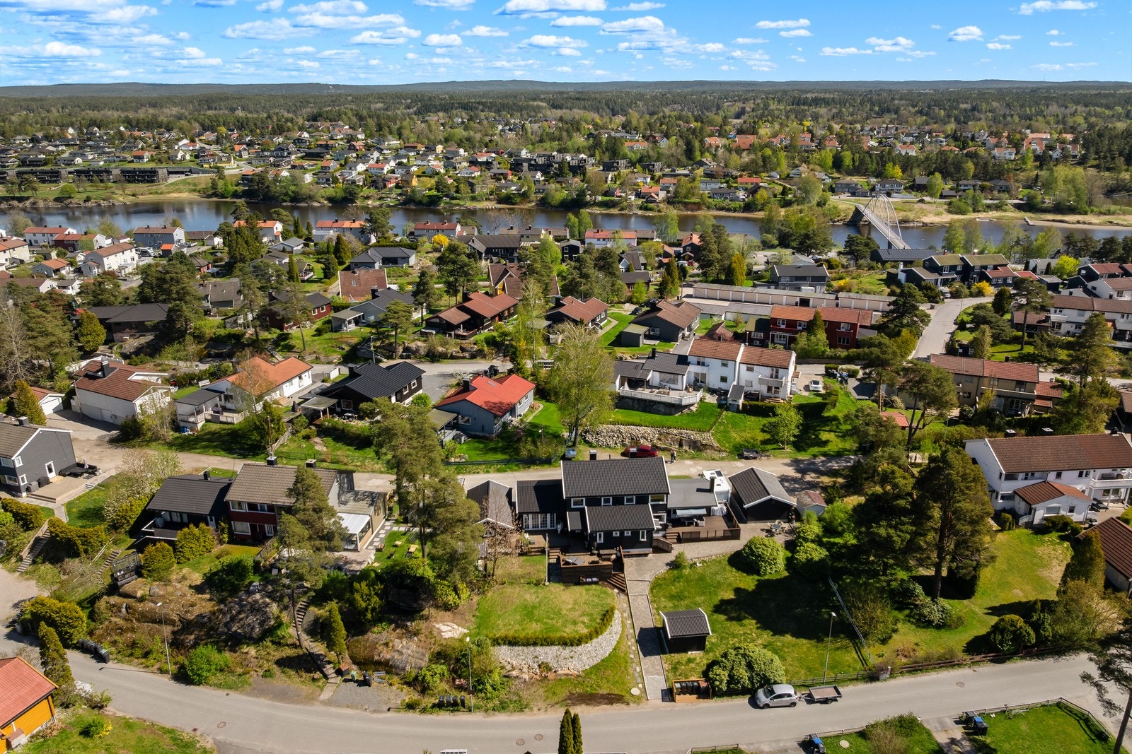 Nærområdet byr på fritidsmuligheter som Oppsundbanen og flere treningssentre kun fem minutter unna med bil. Galleribilde
