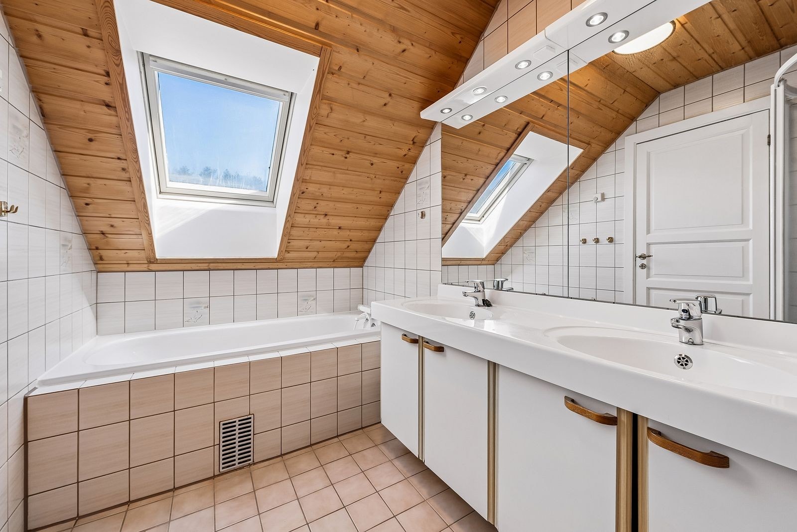 Baderom med både badekar og dusj. Galleribilde