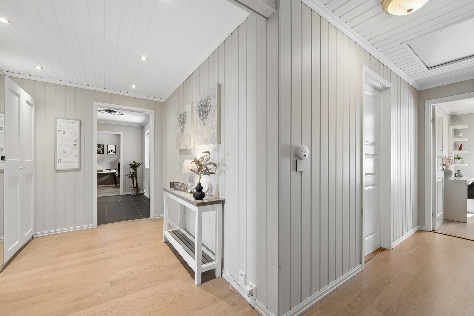 Lys og innbydene entré med smarte oppbevaringsløsninger og lun atmosfære. Galleribilde