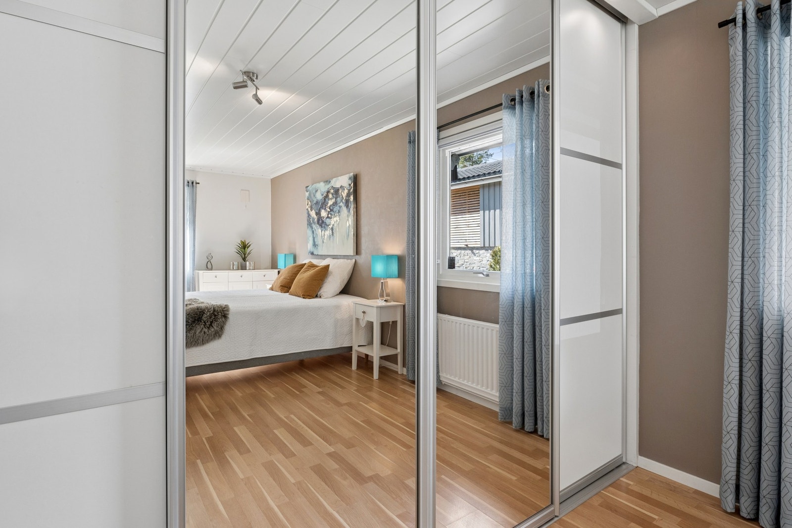 Hovedsoverommet har god skapplass med praktisk skyvedørsgarderobe. Galleribilde