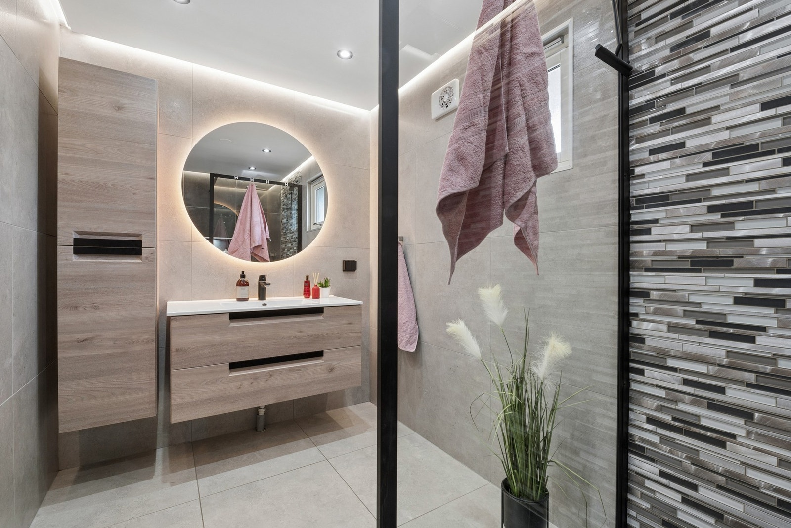 Badet byr på god oppbevaring i både servantmøbel og høyskap Galleribilde