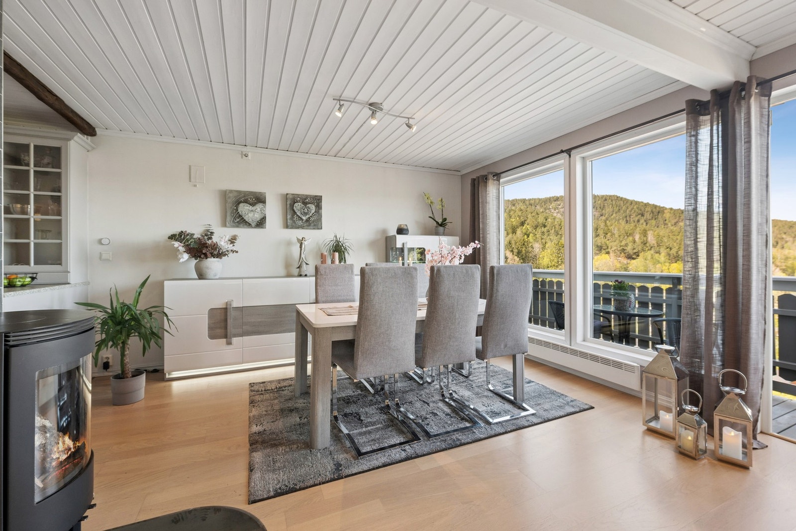 Spisestuen har store vinduer som slipper inn rikelig med naturlig lys og gir flott utsyn. Galleribilde