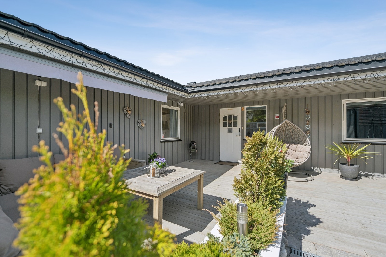 Stor og solrik terrasse med gode soner for både avslapning og sosiale sammenkomster. Galleribilde