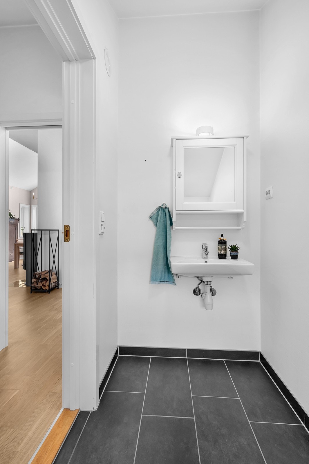Toalettrom i 2.etg med servant og toalett Galleribilde