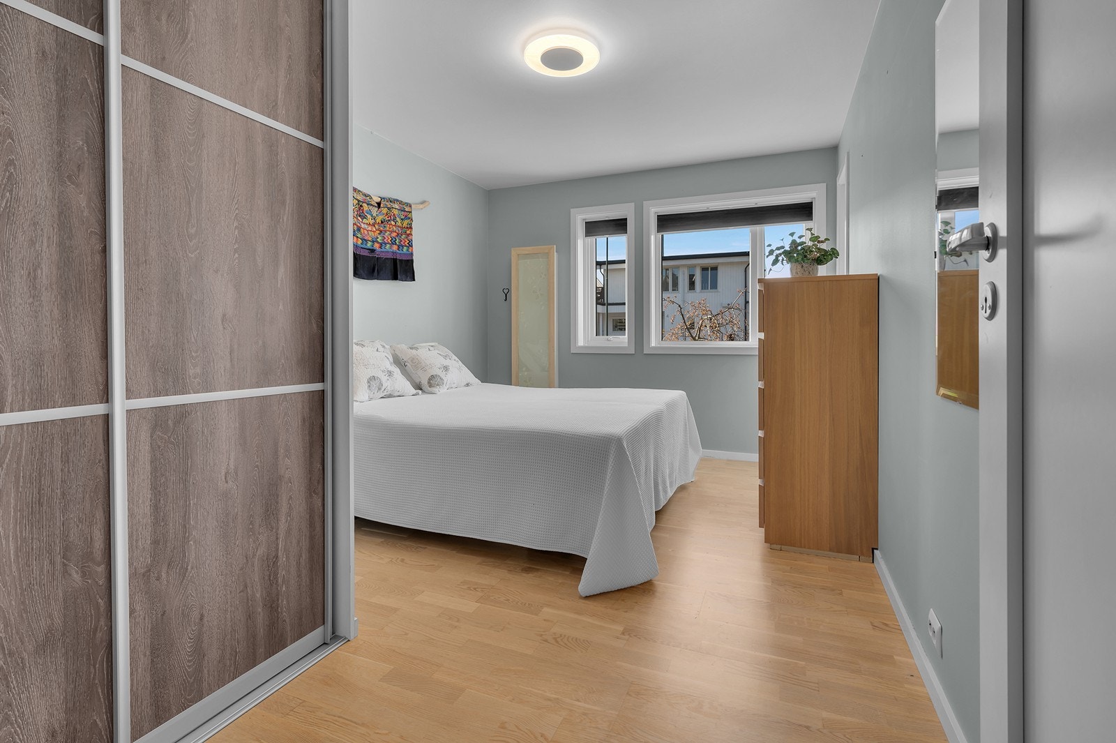 På soverommet er det skyvedørsgarderobe Galleribilde