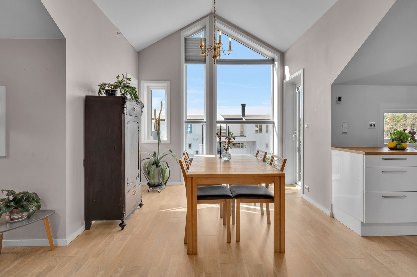 I enden av stuen er det utgang til balkong Galleribilde