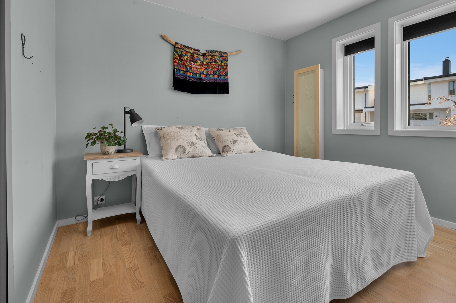 Soverom med god plass til stor seng Galleribilde