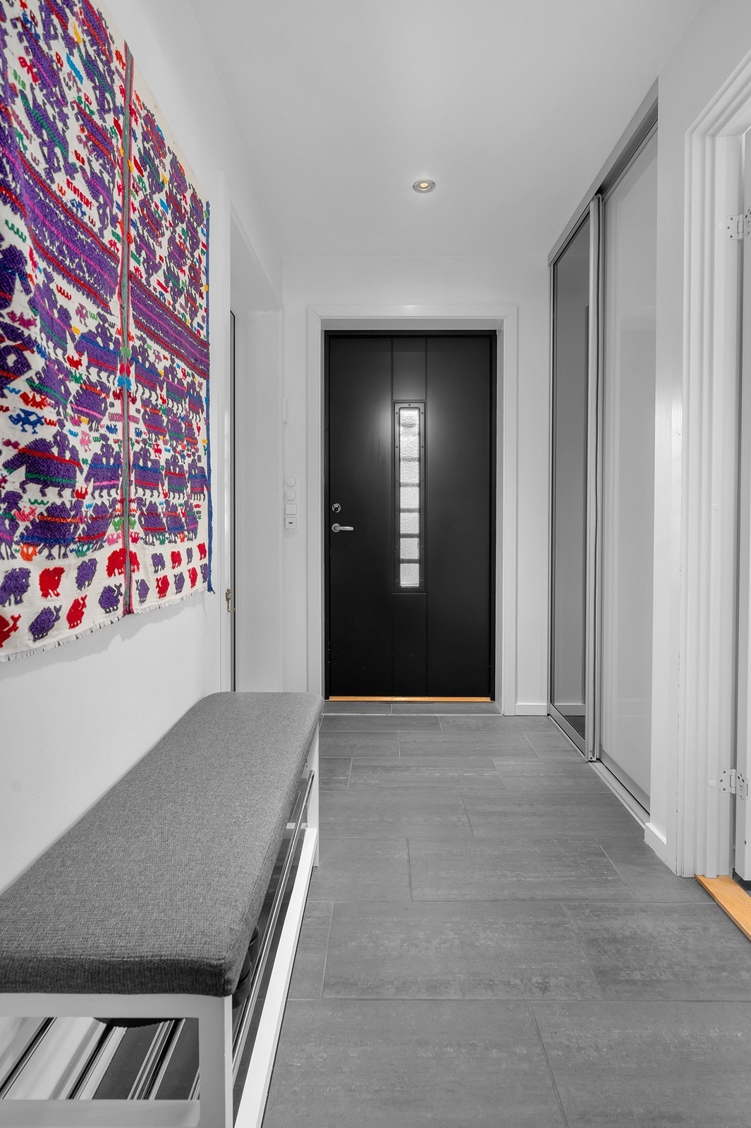 Flislagt entré med skyvedørsgarderobe Galleribilde