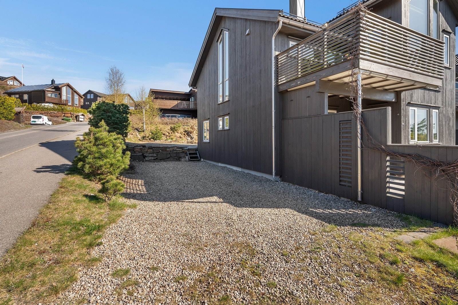 Gruset område på siden av huset Galleribilde