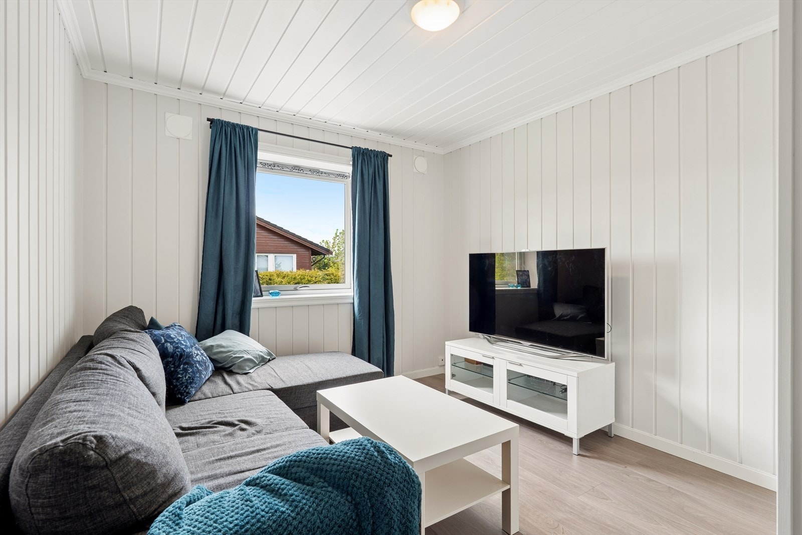 Soverom 2 - Lyst og moderne rom fra nyere tid, med stilrene overflater og god romfølelse. Galleribilde