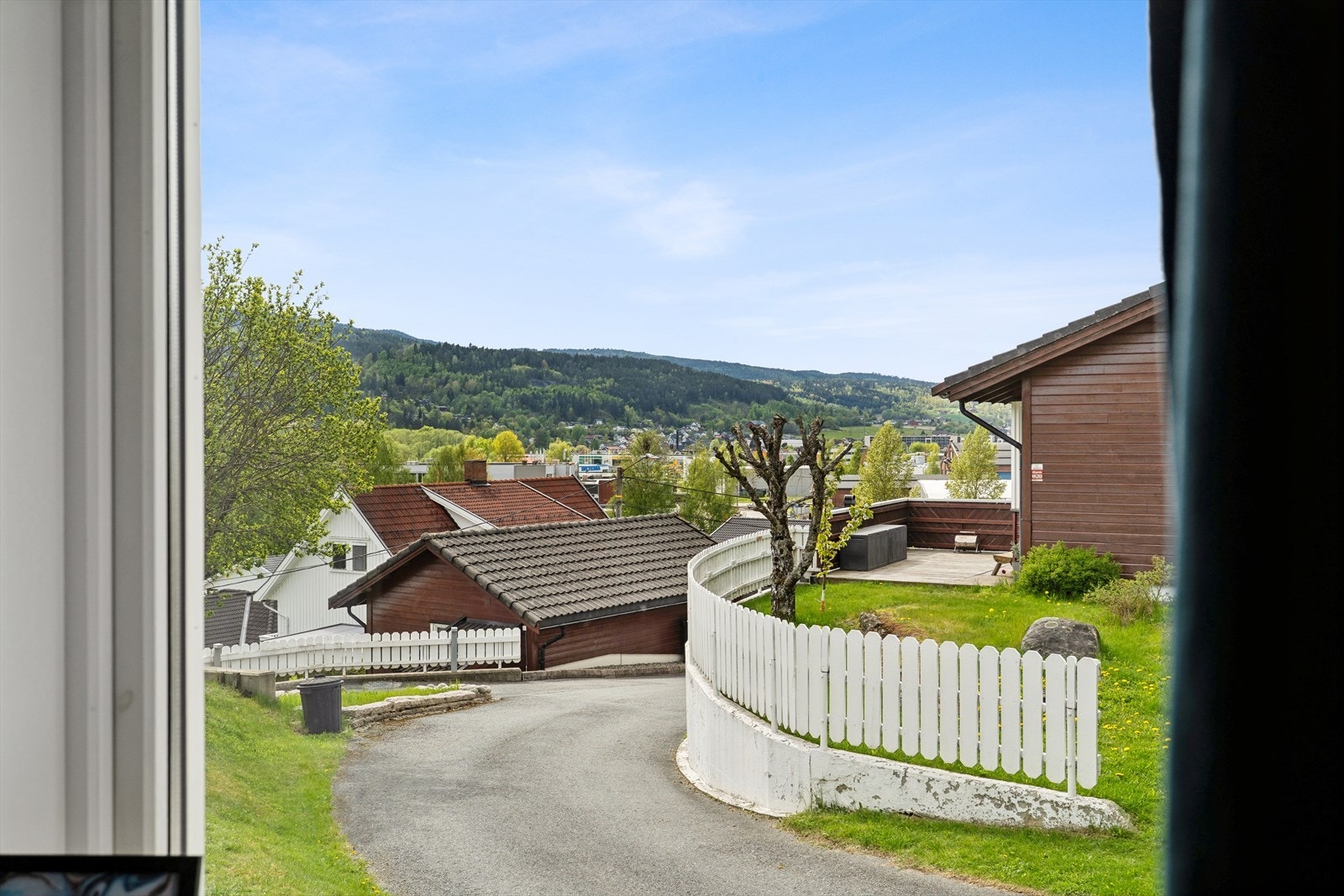 Nydelig utsikt fra spisestuen mot grønne omgivelser og det hyggelige nabolaget. Galleribilde
