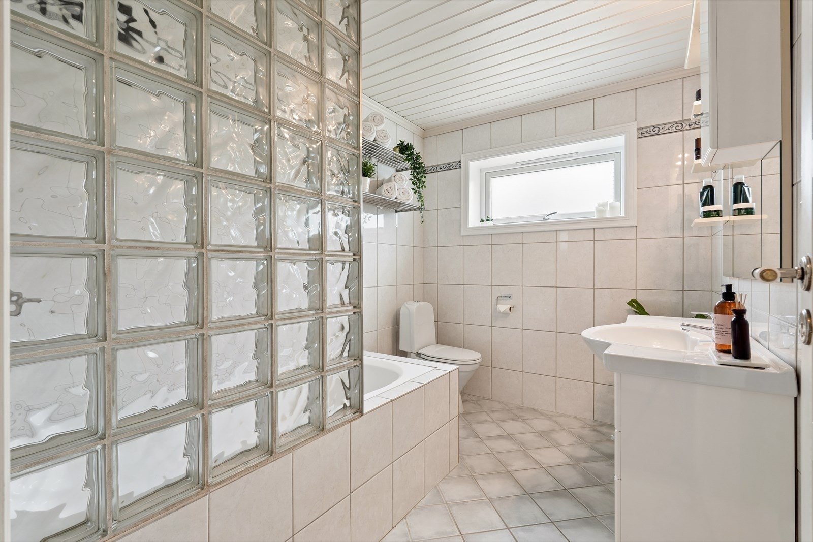 Badet er oppført etter teknisk forskrift gjeldende i perioden 1997-2010. Galleribilde