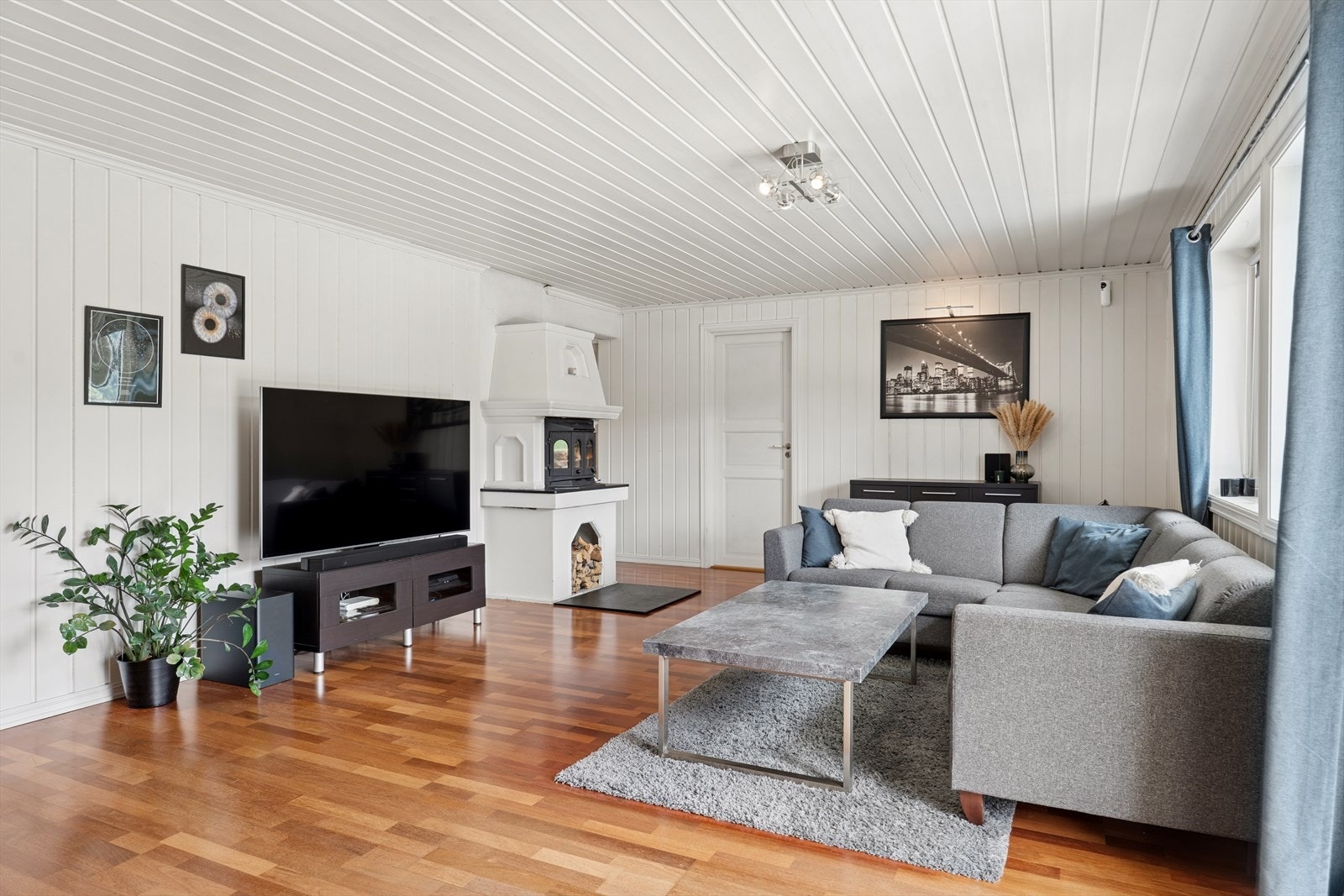 Stuen er lys og romslig med store vindusflater som slipper inn rikelig med naturlig lys. Galleribilde