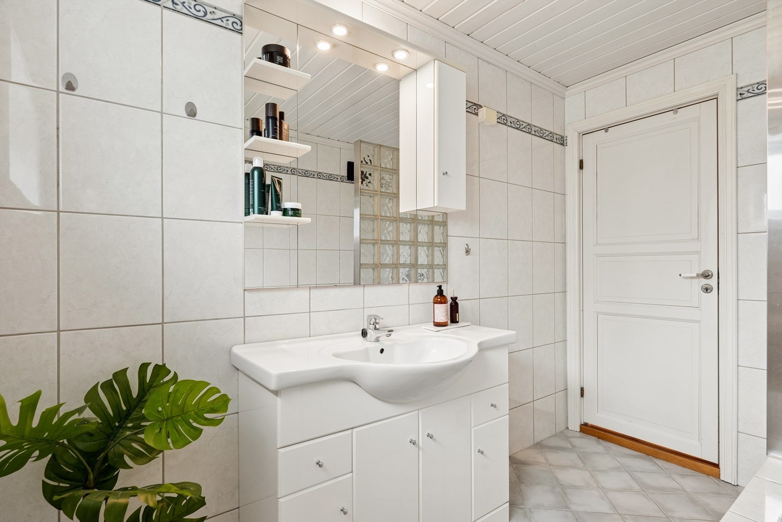 Badet har gulvvarme og er utstyrt med servantinnredning, toalett og innebygget badekar. Galleribilde