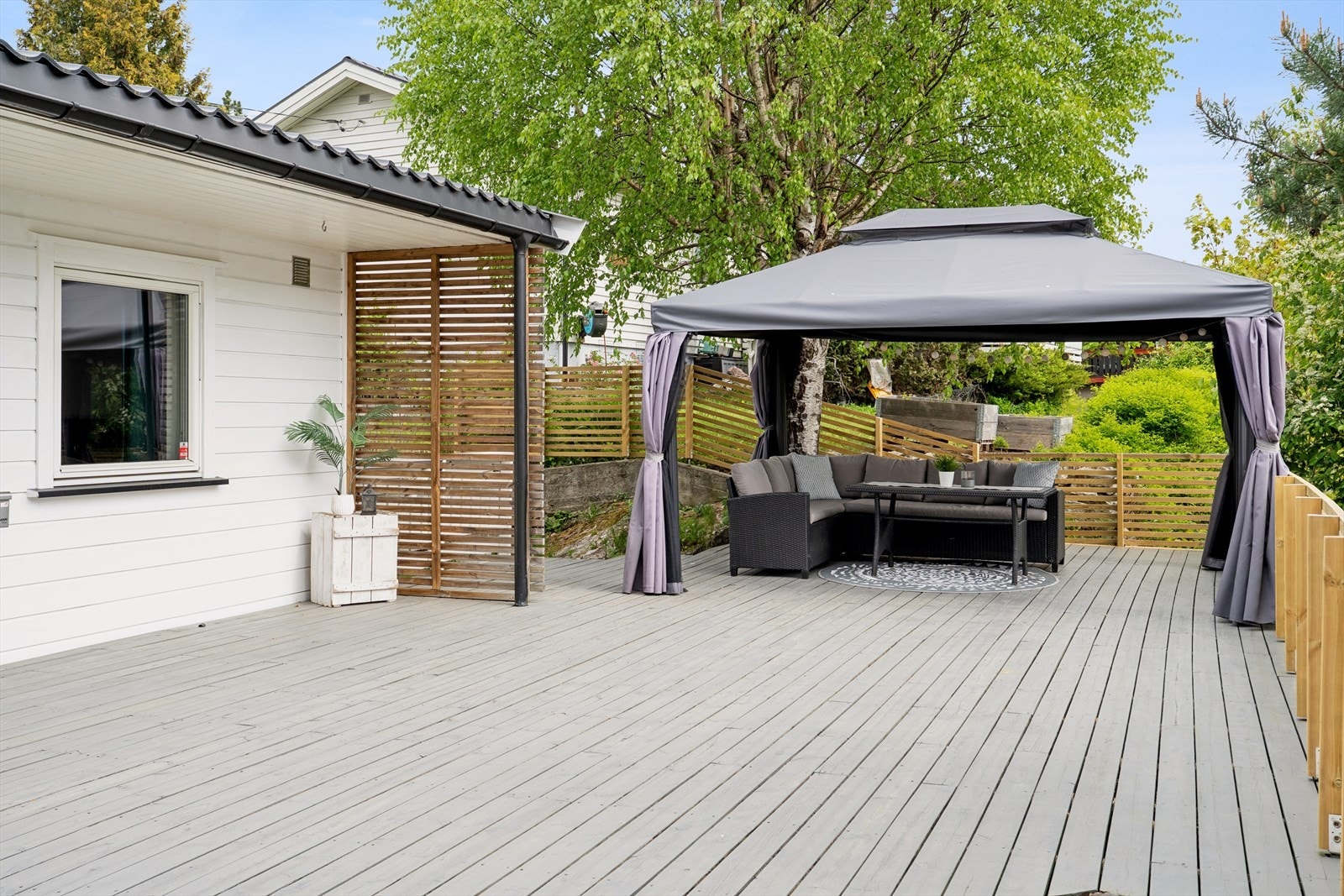 Stor og solrik terrasse med god plass til sittegrupper - perfekt for hyggelige uteopphold og sosiale sammenkomster. Galleribilde