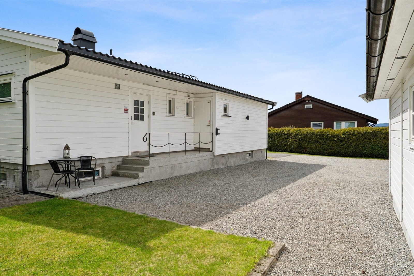 Romslig og lettstelt uteområde med stor gruset gårdsplass og adkomst til boligen. Galleribilde