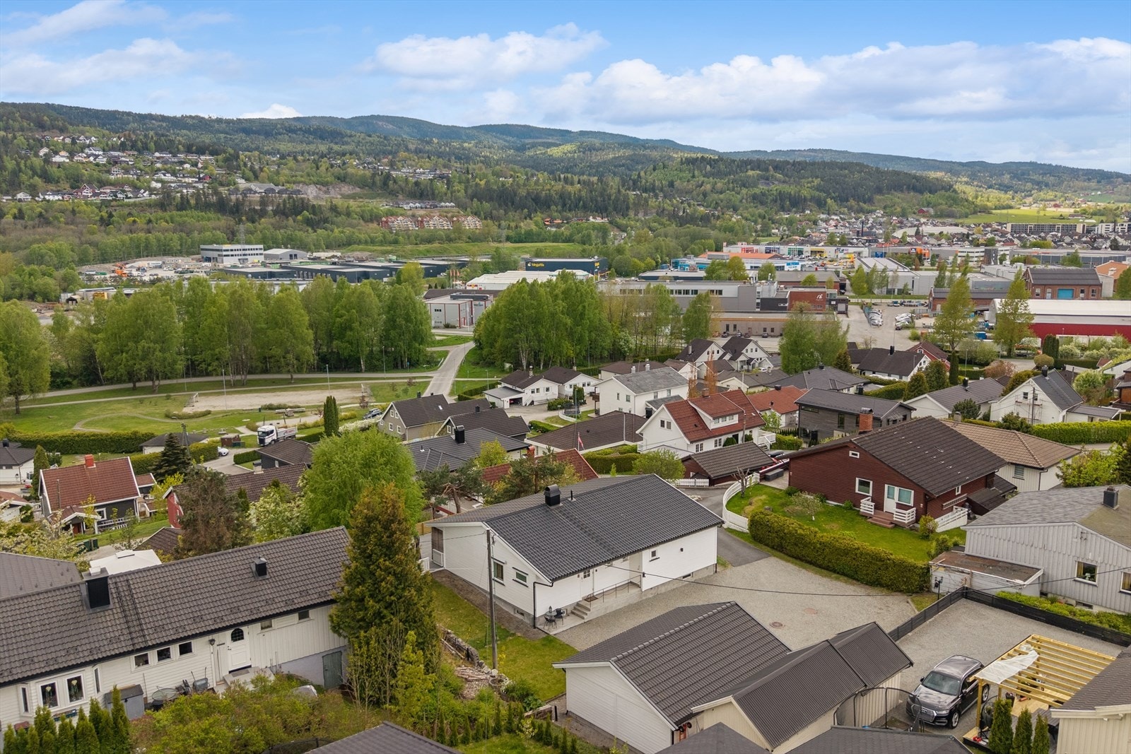 Her bor du i grønne og etablerte omgivelser, med flott utsikt mot åser og dalføre, samtidig som sentrum og servicetilbud er lett tilgjengelig. Galleribilde