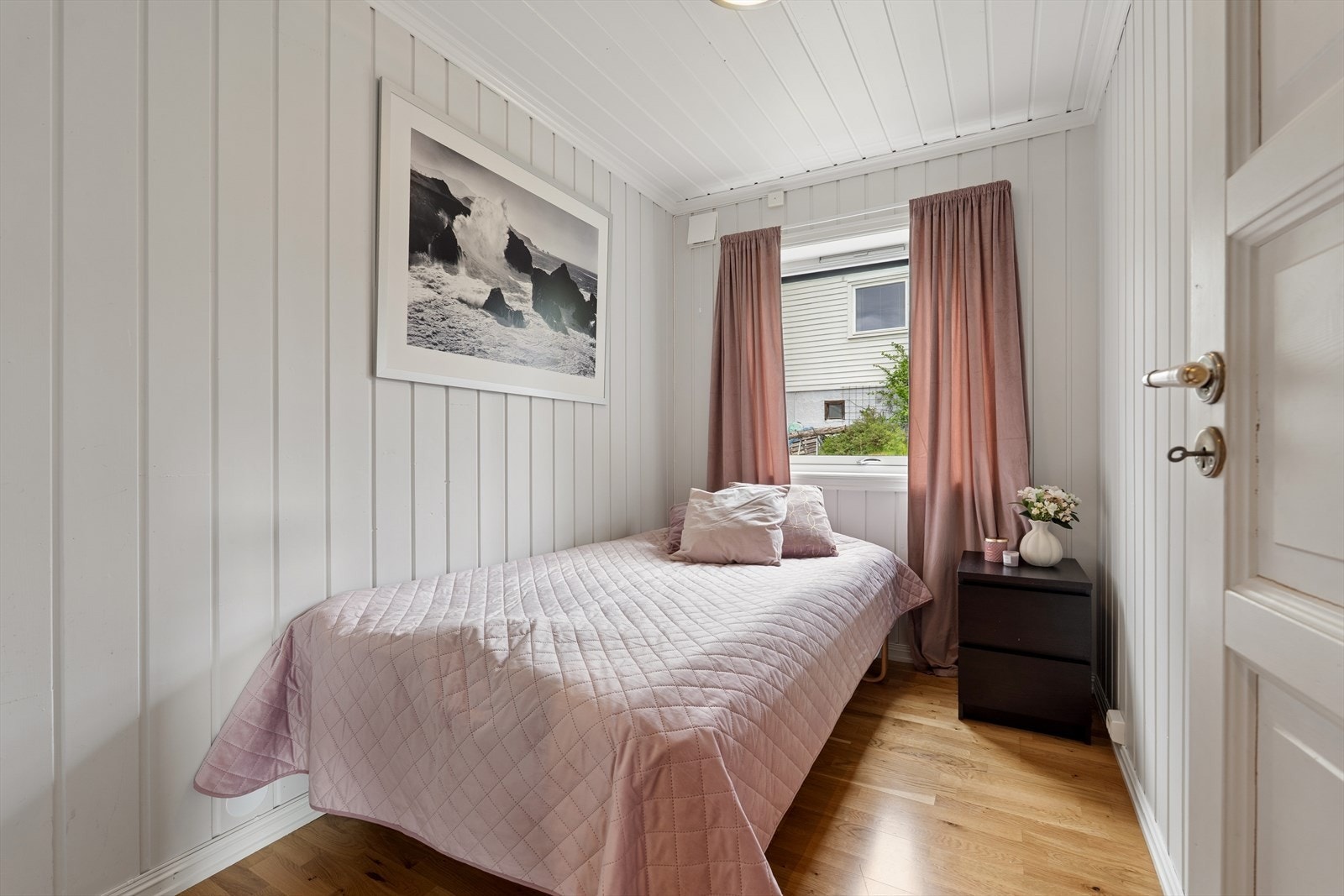 Soverom 3 - Innbydende soverom med naturlig lys, perfekt som gjesterom eller barnerom. Galleribilde