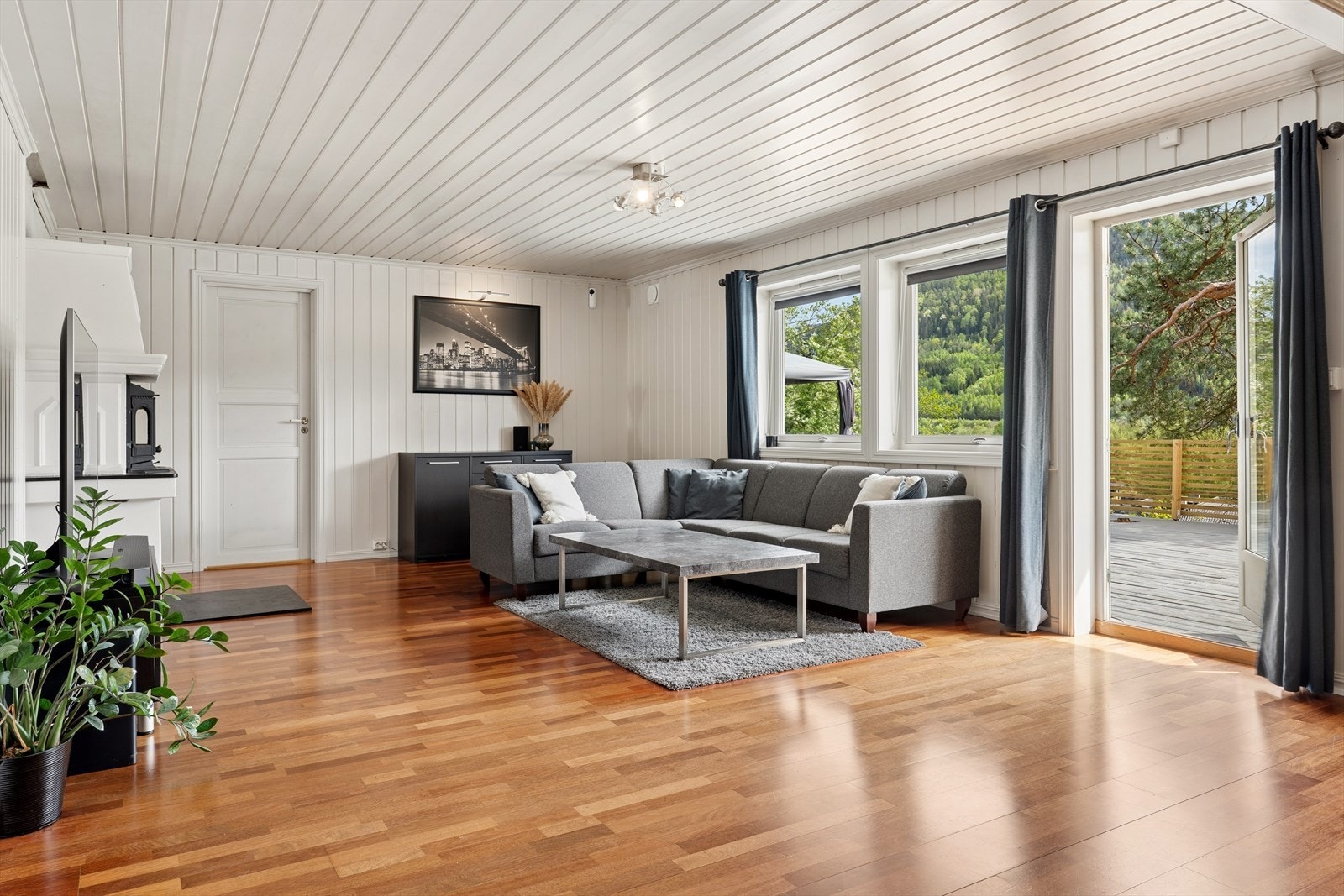 Fra stuen er det direkte utgang til en stor og solrik terrasse med flere hyggelige soner for sittegrupper og utemøbler. Galleribilde
