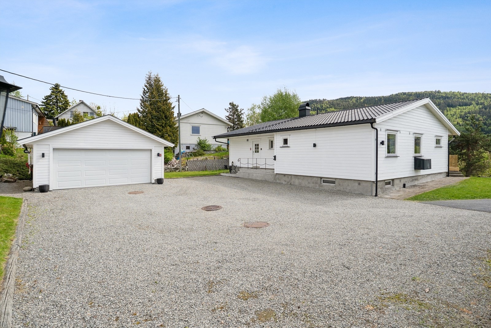 Velkommen til en innholdsrik og familievennlig enebolig i Drammensveien 96A! Galleribilde