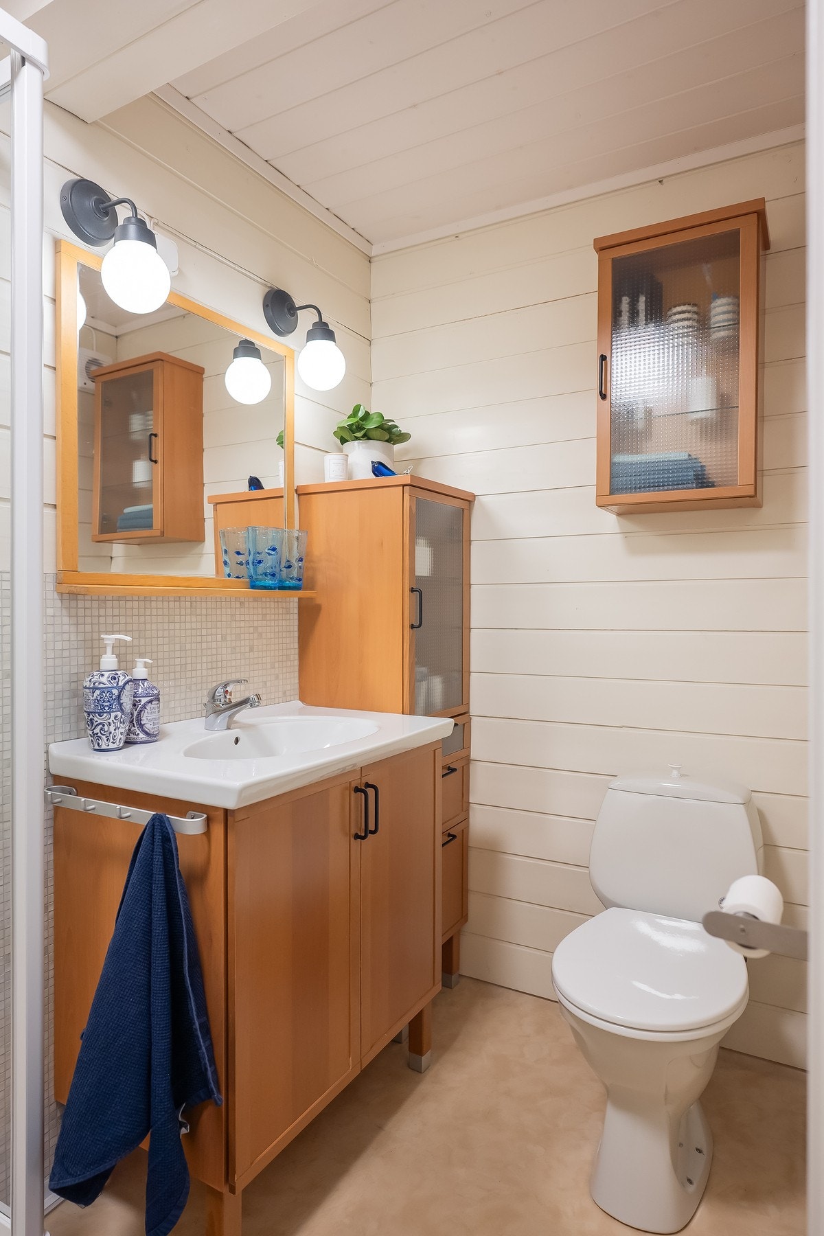 Badet inneholder bl.a. dusjkabinett, servant med underskap og toalett. Galleribilde
