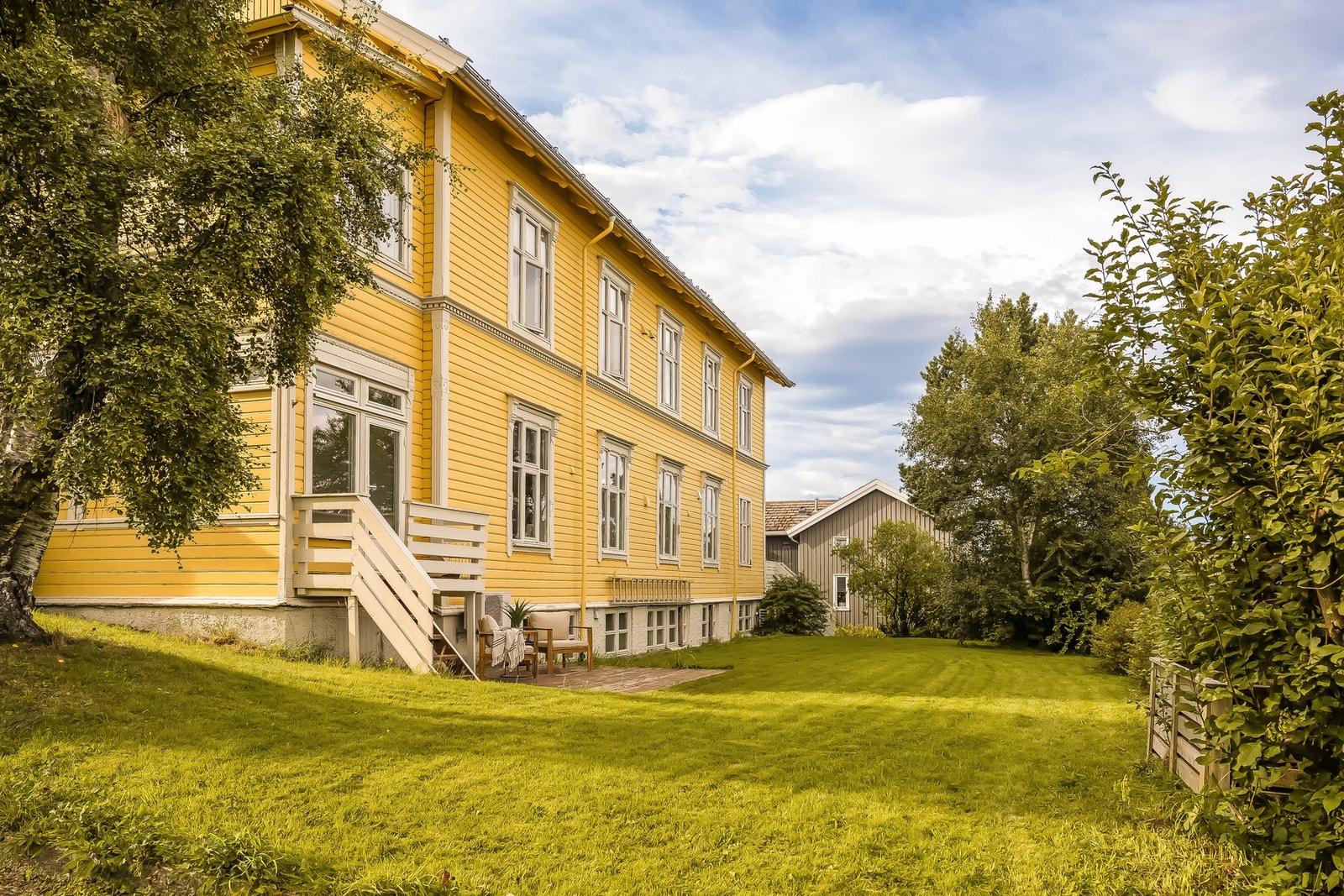 Sveitservillaen er oppført i 1896, og innehar særpreget fra den tiden. Siden den gang er bygget godt ivaretatt og vedlikeholdt. Galleribilde