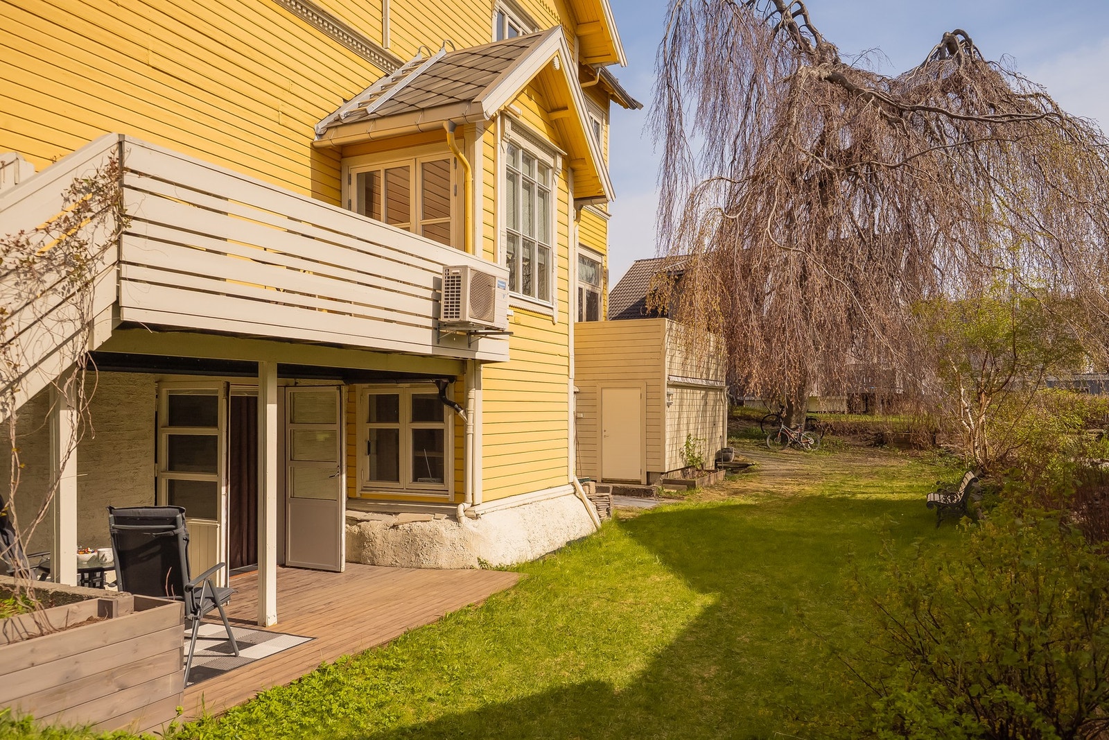 Leiligheten disponerer en sør-vest vendt markterrasse, som nyter gode solforhold på godværsdager. Galleribilde