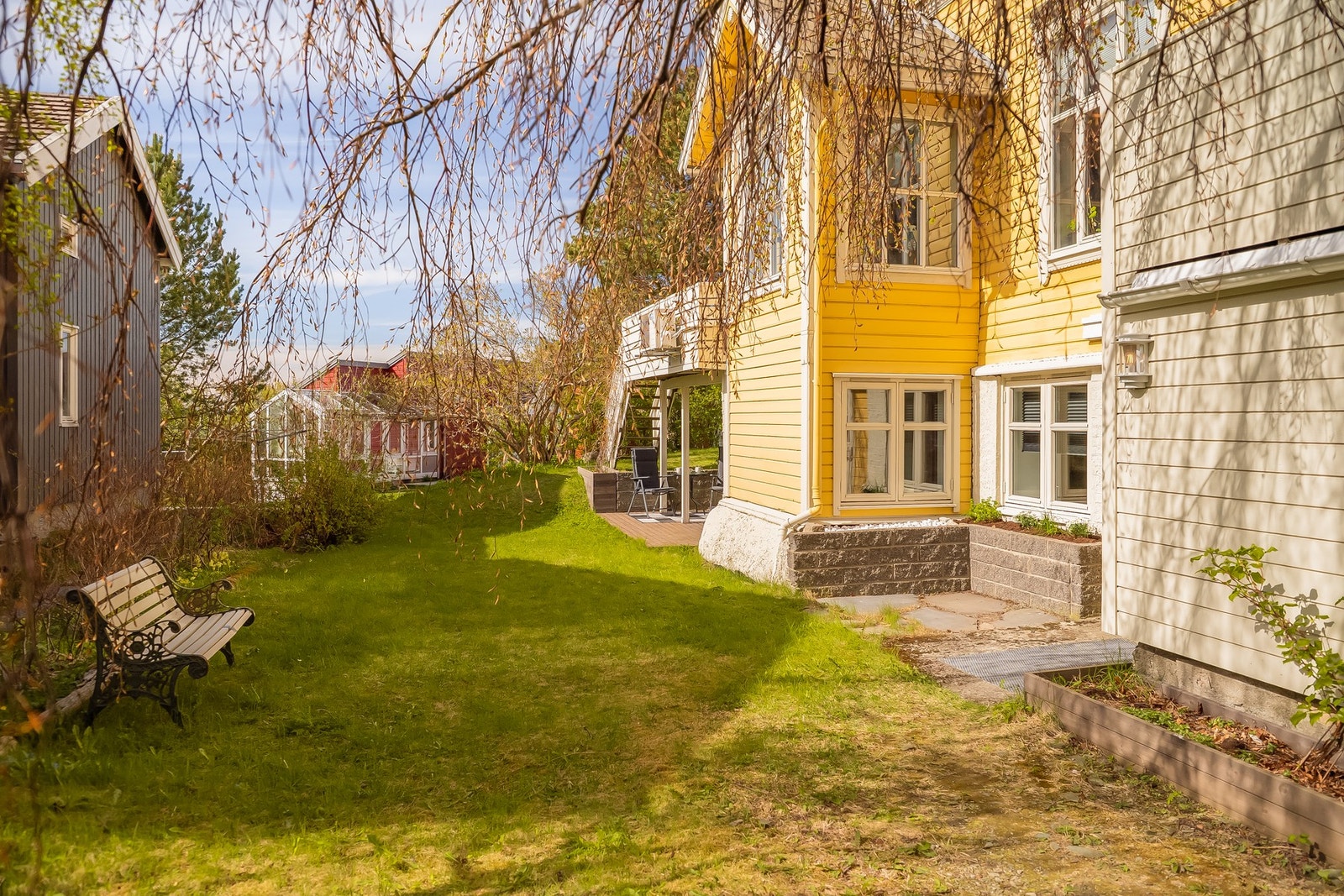 Flott opparbeidet grøntareal, felles for hele huset. Fasaden til bygget gir det klassiske og ærverdige uttrykket det fortjener. Galleribilde