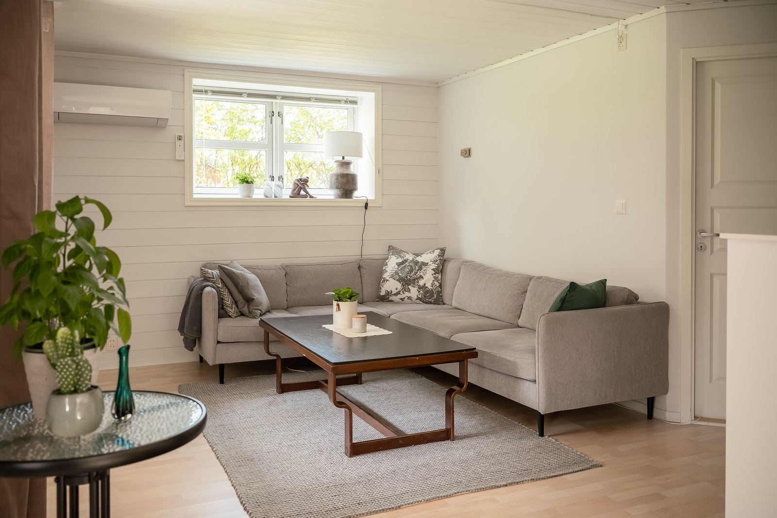 Leiligheten har varmepumpe og gulvvarme i stuen, som gir et behagelig inneklima, året rundt. Galleribilde