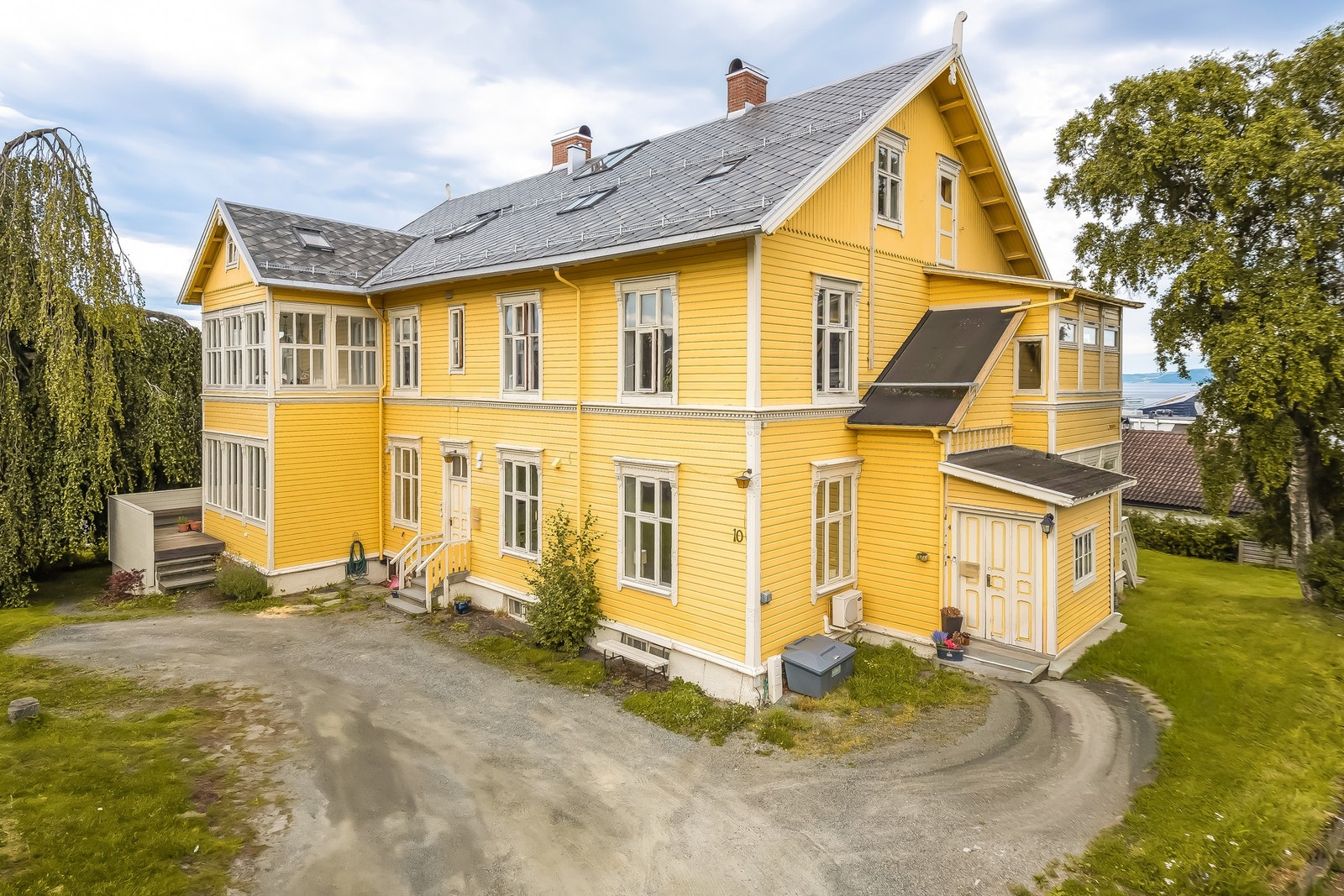 I tillegg til garasjen som medfølger leiligheten, er det oppstillingsplasser på utsiden av bygget. Galleribilde