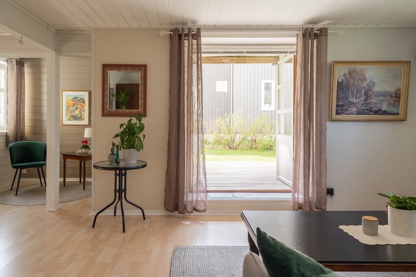 Leiligheten ligger i et eldre og ærverdig bygg, med attraktiv beliggenhet på Rosenborg. Galleribilde